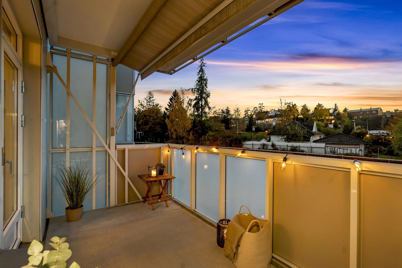 Ute på balkongen er det fint og åpent utsyn mot nærområdet. Galleribilde