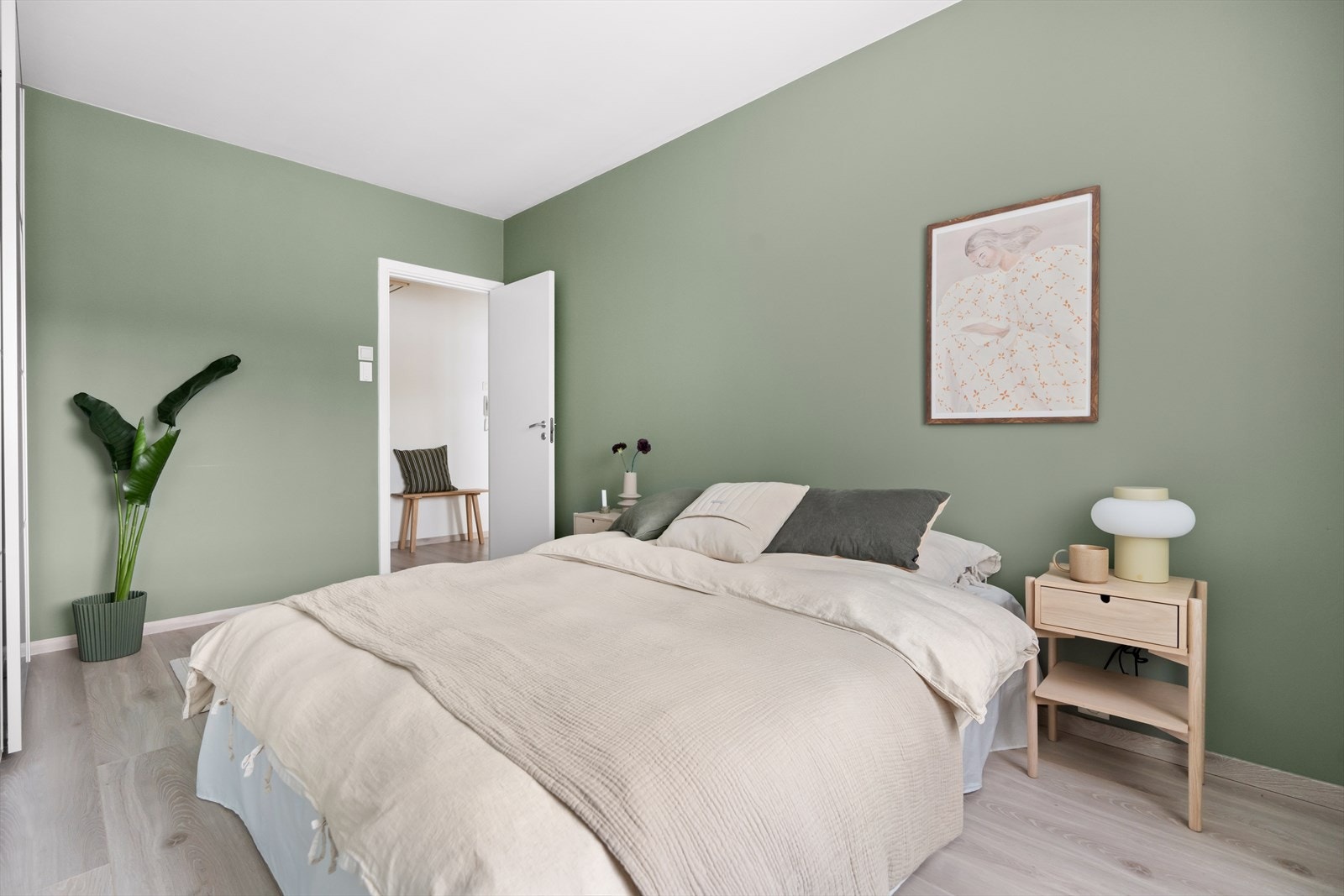 Rommet har fin plass til dobbeltseng med tilhørende nattbord. Galleribilde