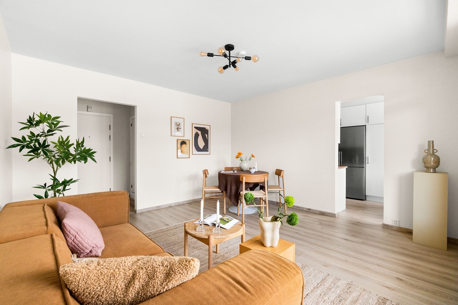 Rommet har godt med naturlig lysinnslipp fra store vindusflater, samt utgang til balkong. Galleribilde