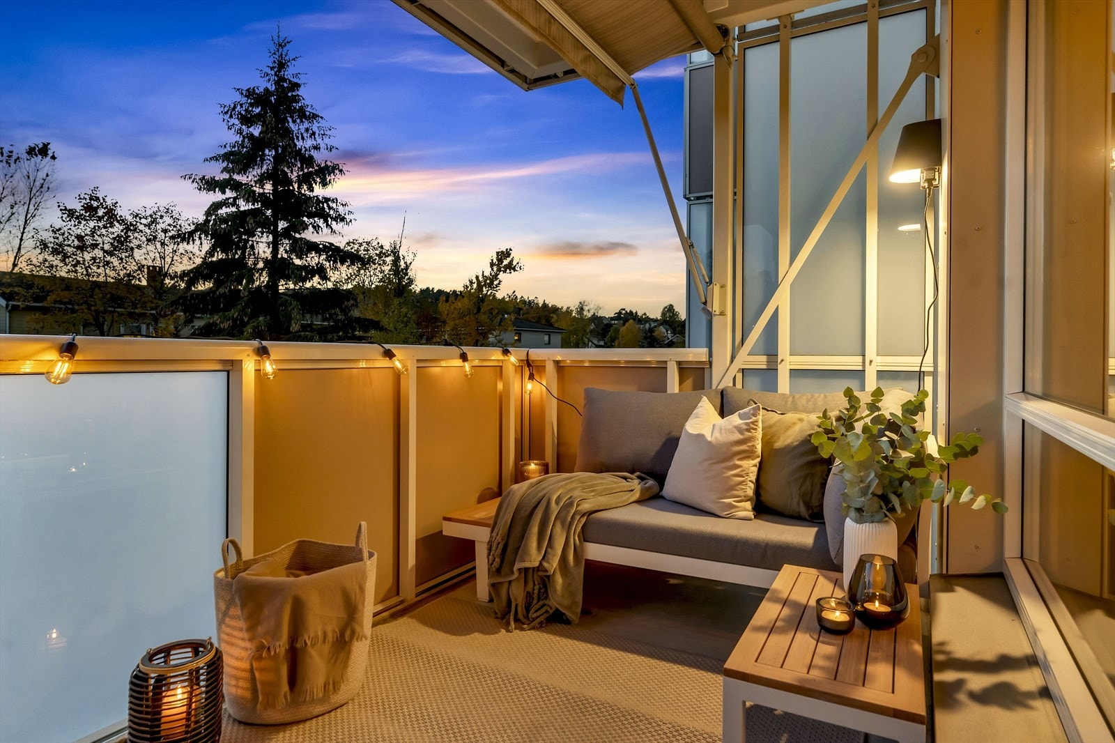 Uteplassen er overbygget, og det er montert solskjerming. Galleribilde