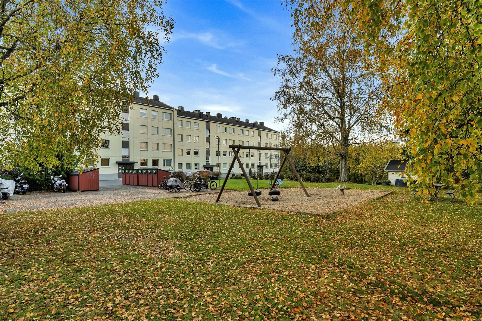 Borettslaget har garasje- og parkeringsplasser til utleie, som tildeles etter venteliste. Galleribilde