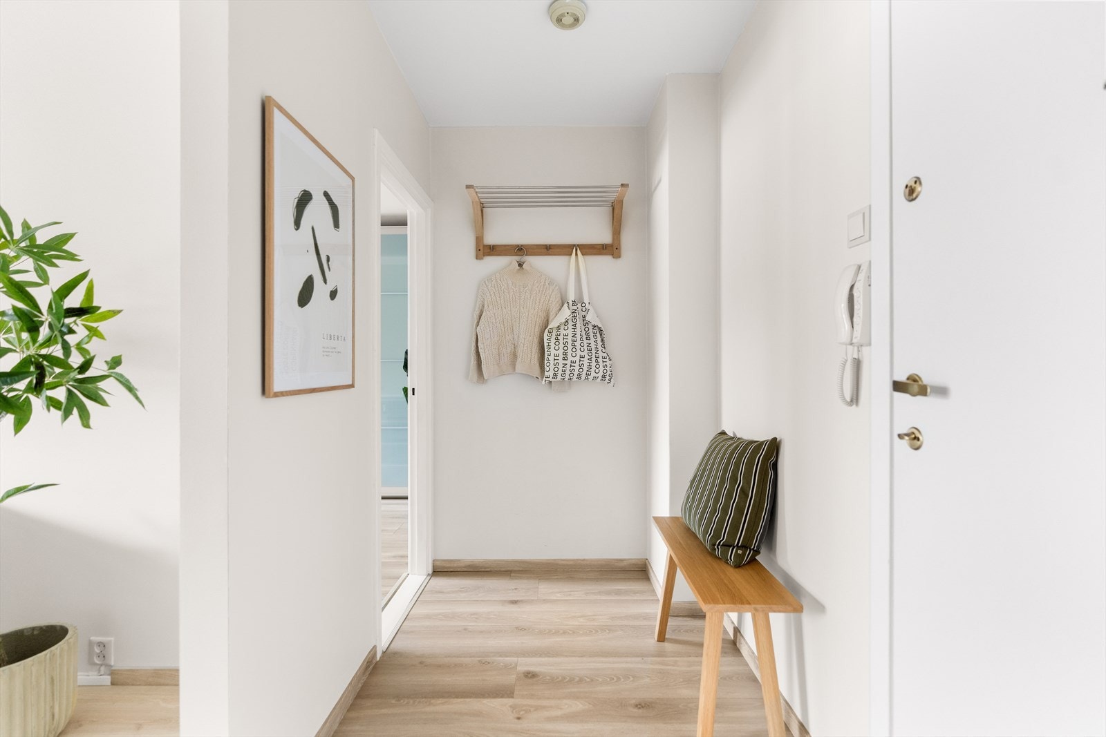 Leiligheten har en god planløsning bestående av entré, stue med utgang til vestvendt balkong, separat kjøkken, soverom og et flislagt bad med gulvvarme. Galleribilde