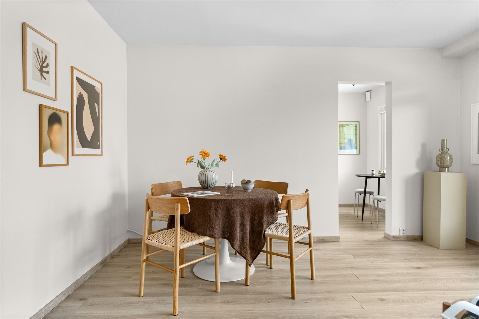 Rommet har lysmalte vegg- og takflater, samt pent laminatgulv. Galleribilde