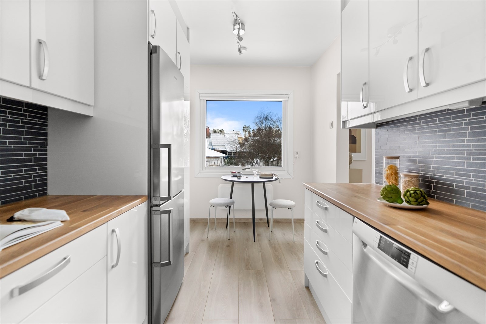 Ved kjøkkenvinduet er det i tillegg plass til et kjøkkenbord med stoler. Galleribilde