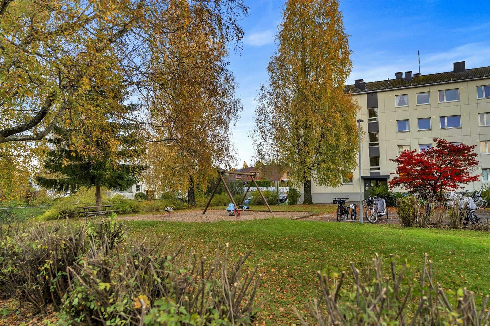 Utenfor borettslaget er det etablert fine grøntområder med sittegruppe, beplantninger og lekeapparater. Galleribilde