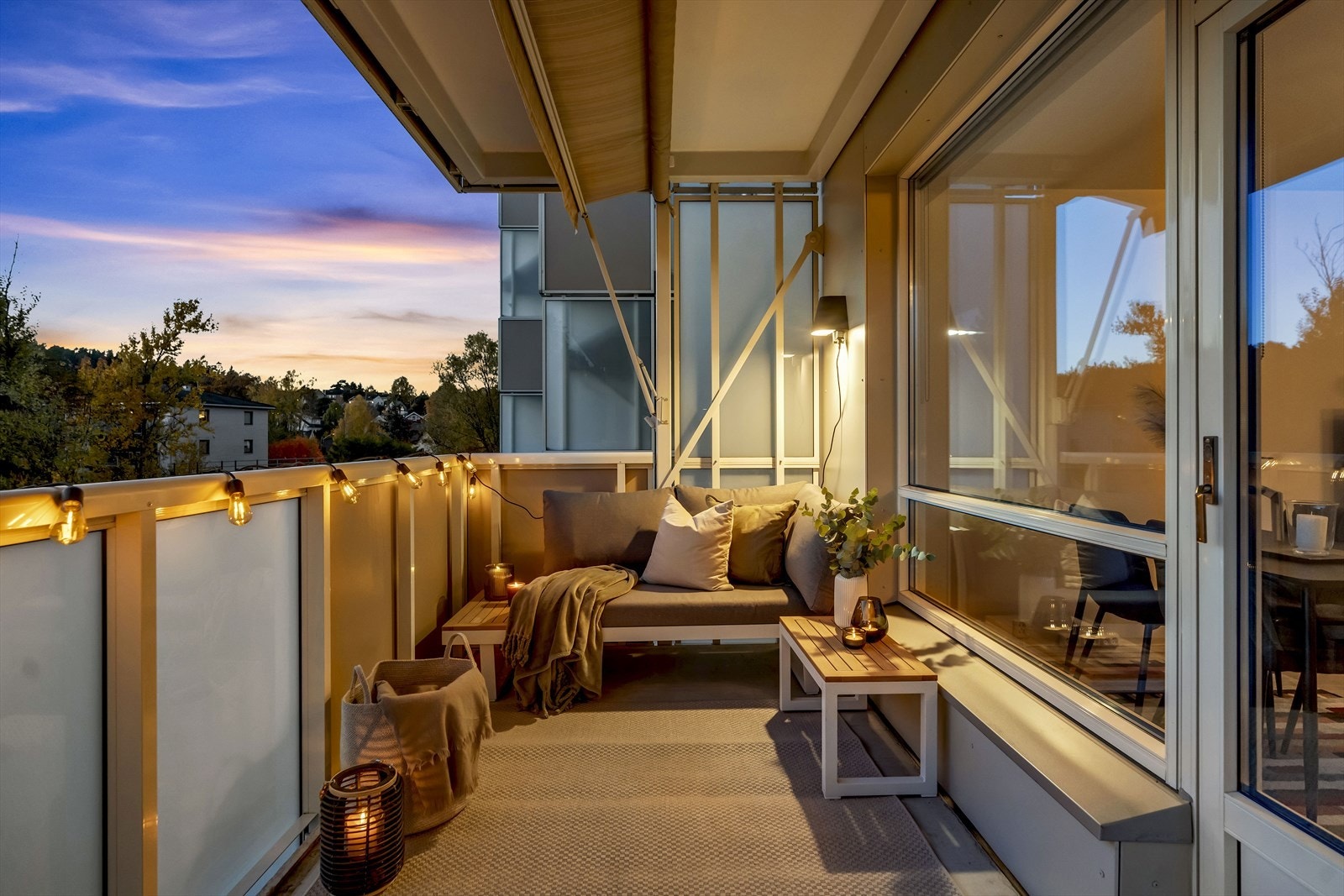 Uteplassen blir en fin forlengelse av stuen i sommerhalvåret. Galleribilde