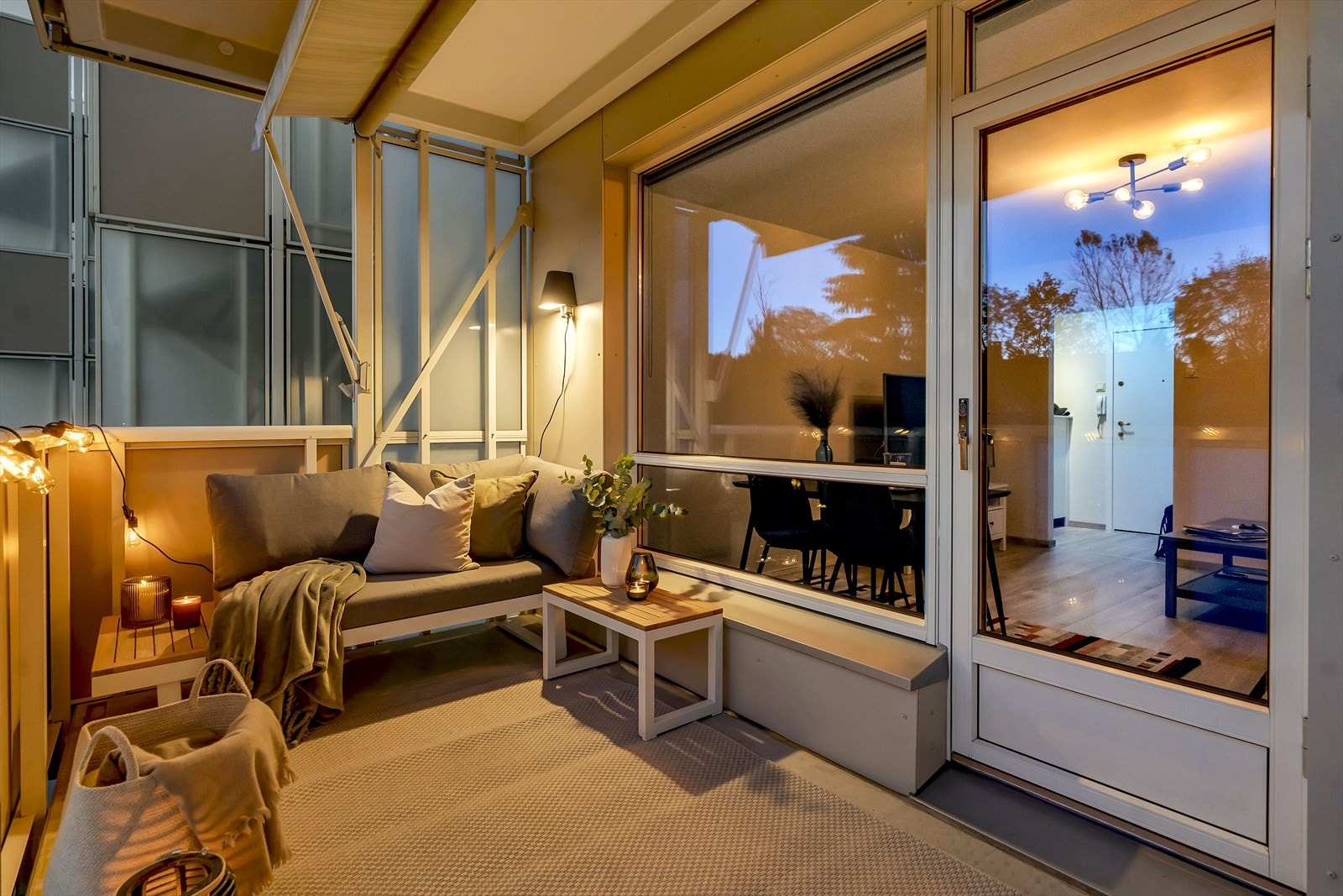 Balkongen måler 7 m², og har plass til utemøbler. Galleribilde