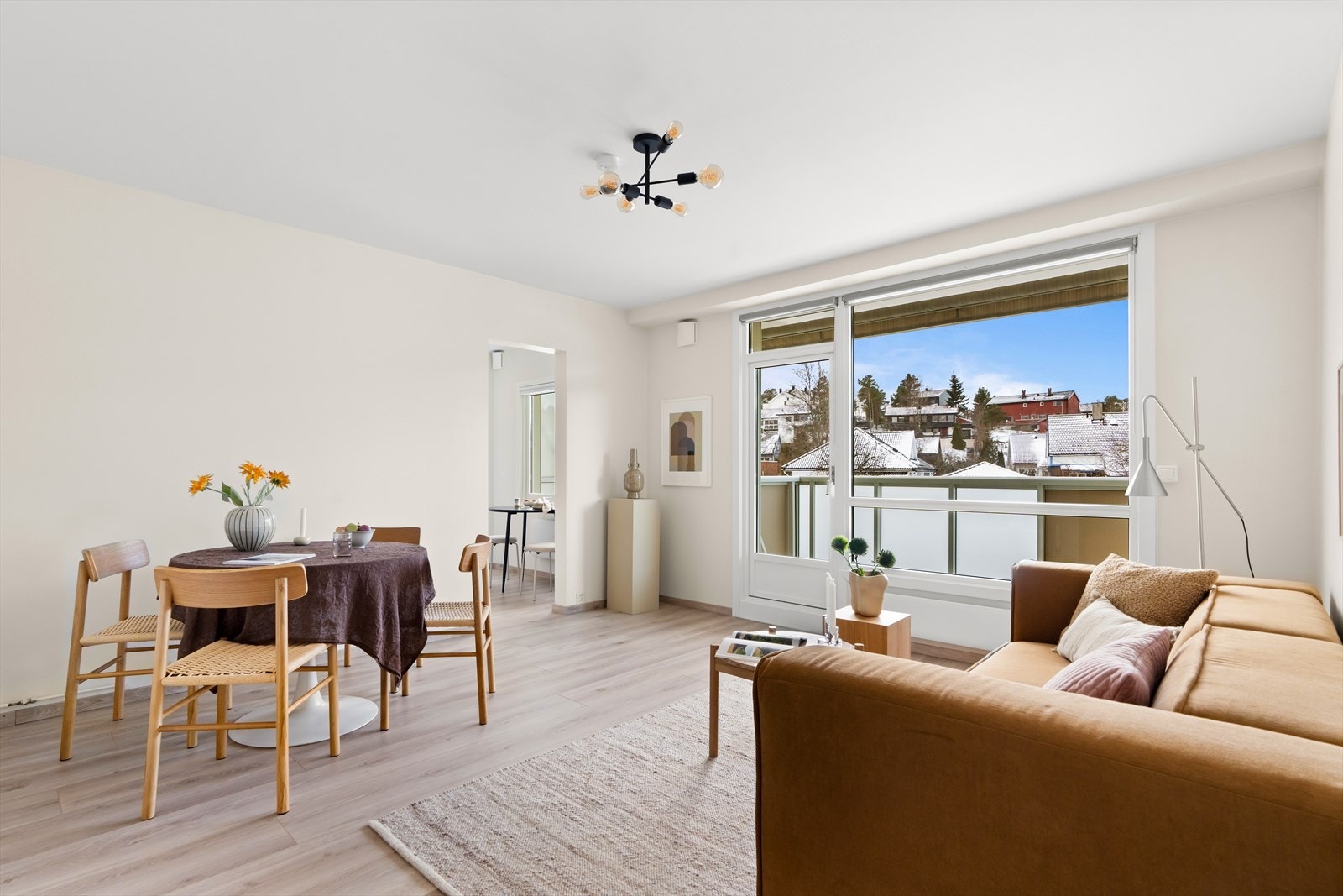 Dette er en svært lys og hyggelig 2-roms andel med sentral beliggenhet på Brattlikollen. Galleribilde