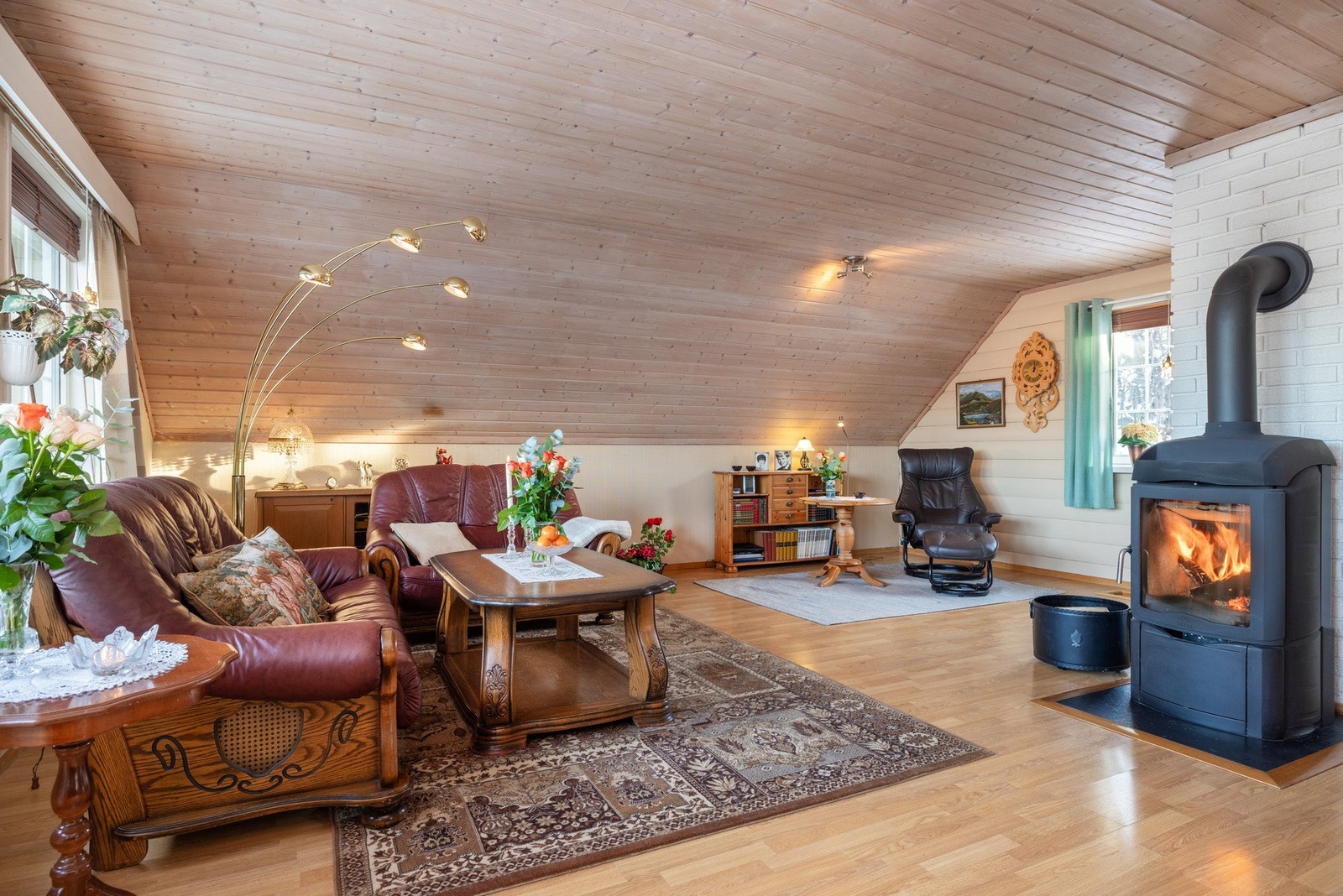 Koselig vinkelformet stue med god plass til ulike soner. Galleribilde