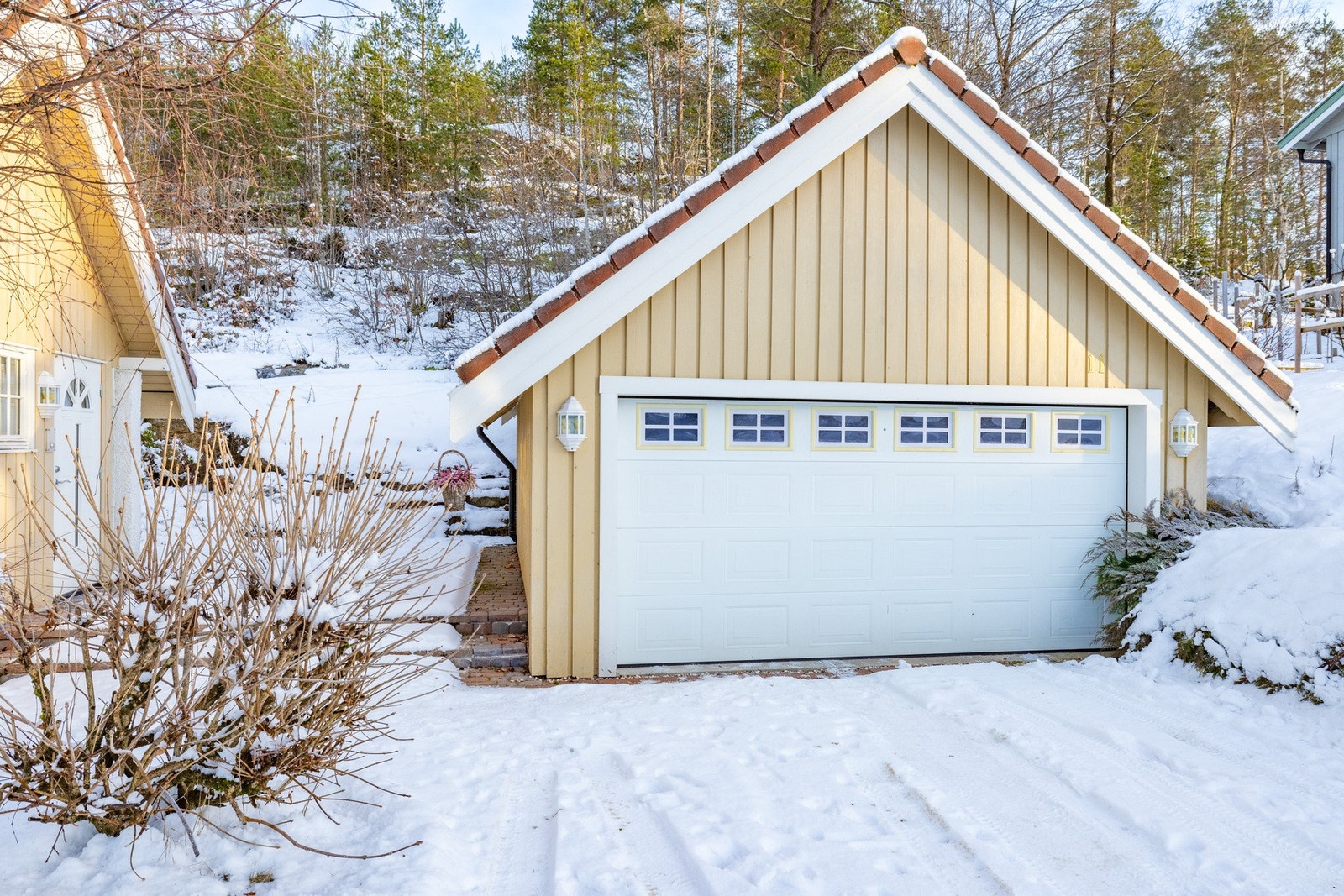 Mange oppstillingsplasser til bil i gårdstun og i garasje. Galleribilde