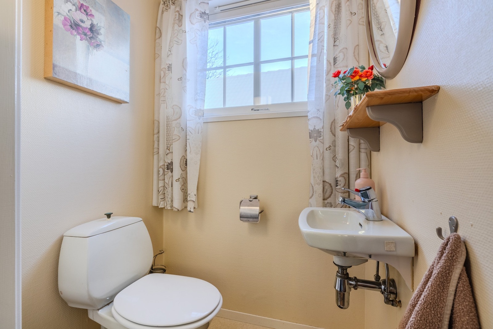 Praktisk toalettrom ved entrè. Galleribilde