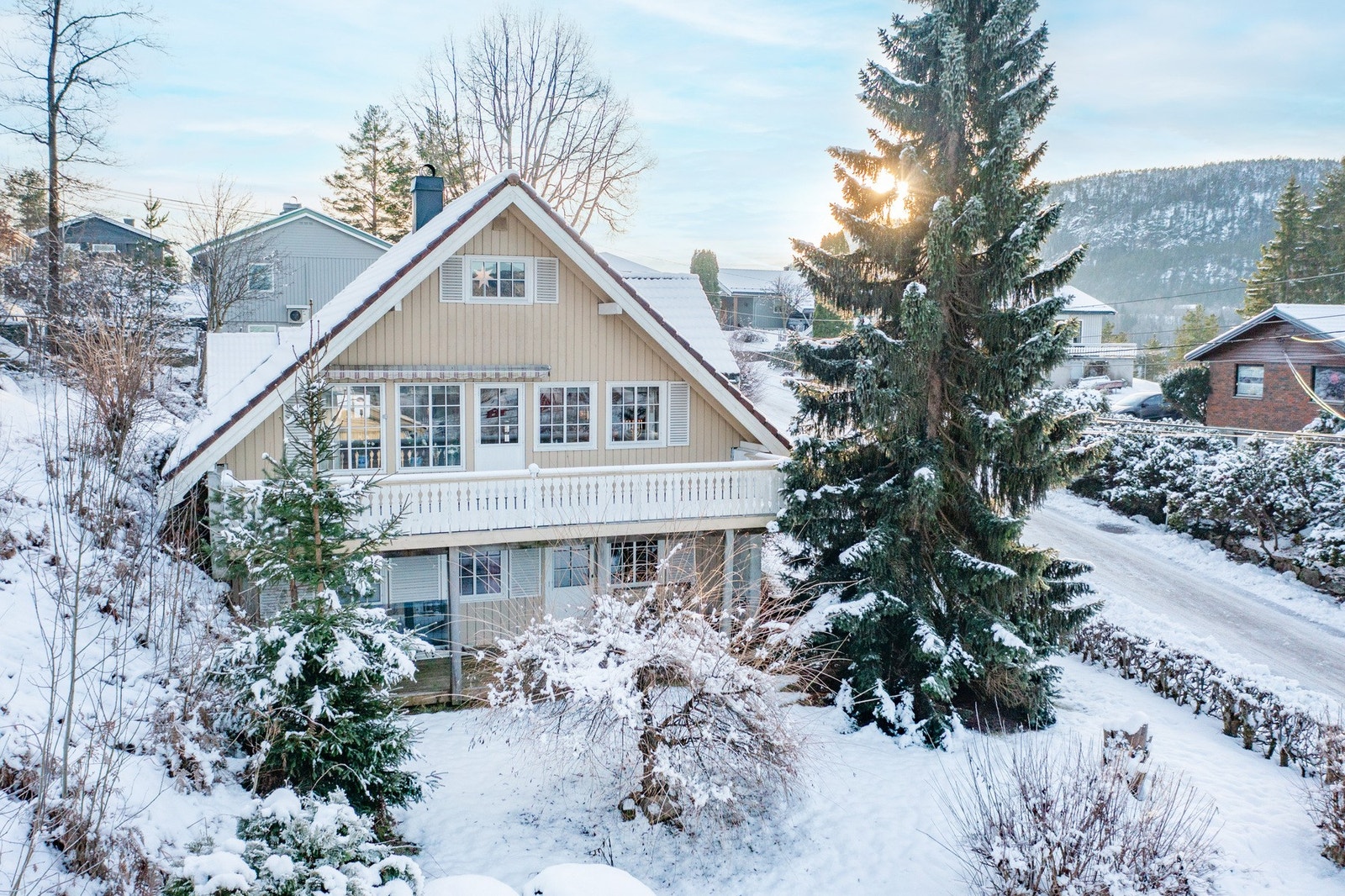 Velkommen til denne koselige eiendommen bestående av frittliggende enebolig, garasje og pent opparbeidet hage. Galleribilde