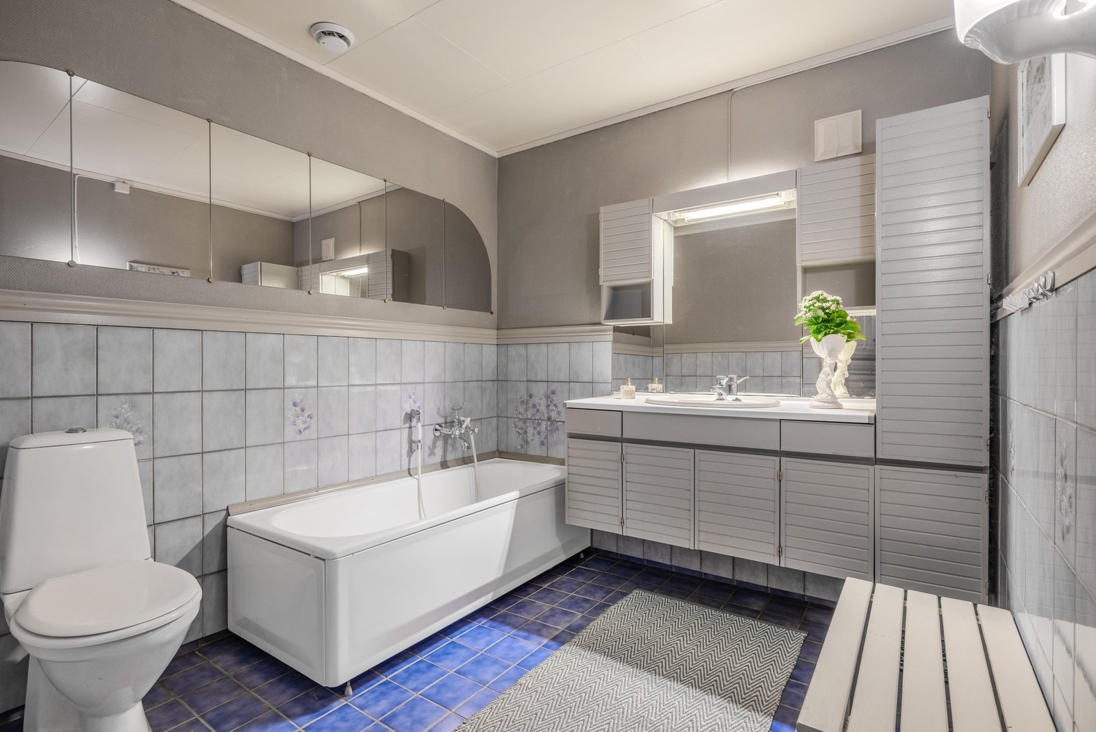 Badero i underetasjen utstyrt med servantinnredning, badekar og toalett. Galleribilde