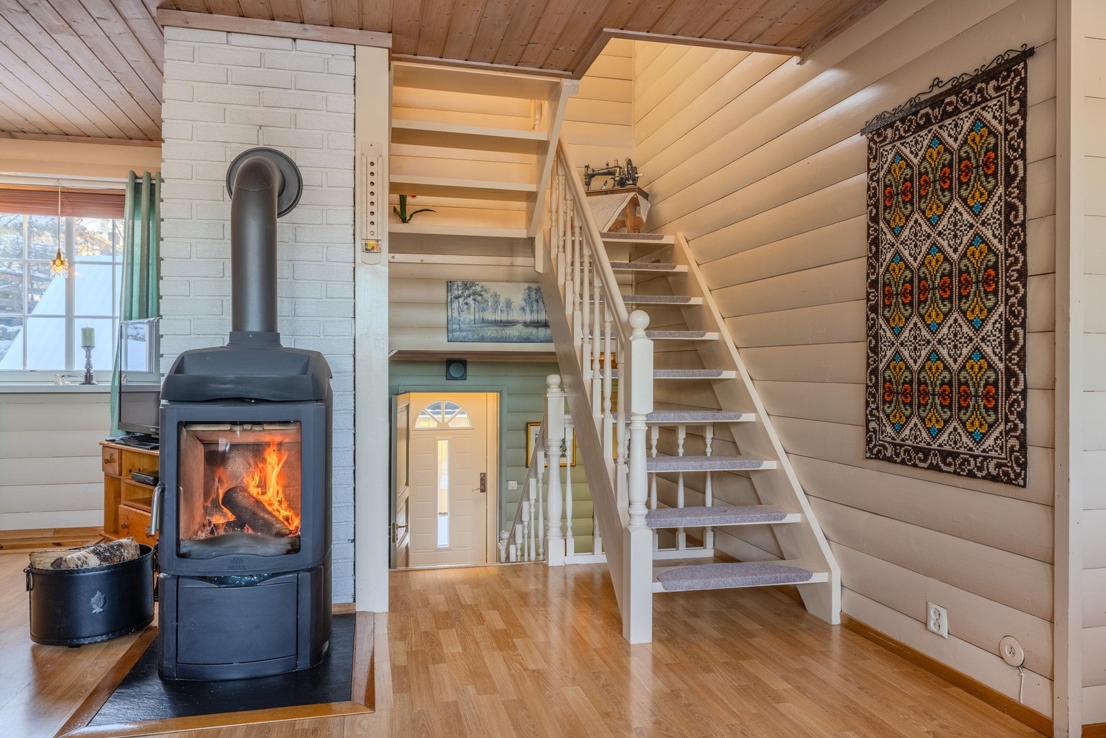 Boligen er utstyrt med vedovn, pelletsovn og elektrisk oppvarming. Galleribilde