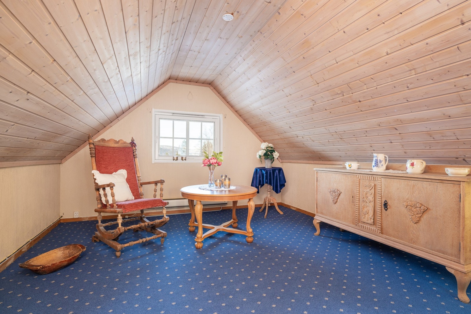 Loftsetasje med innbygget seng. Galleribilde