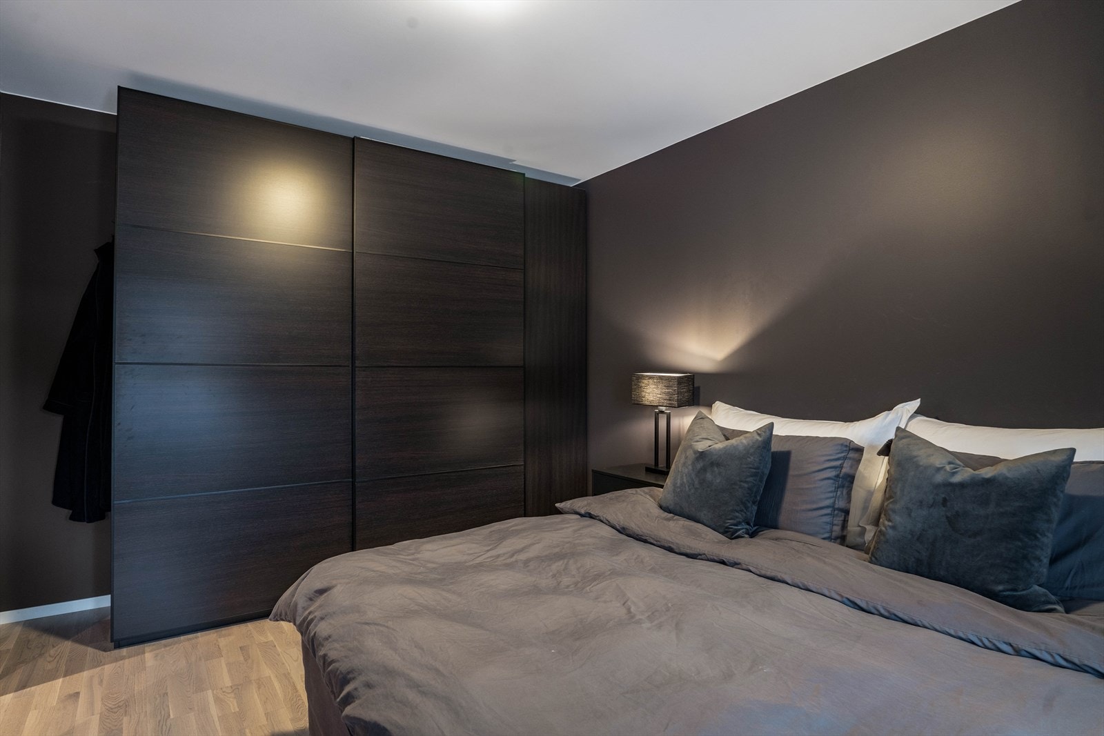 Romslig hovedsoverom med skyvedørsgarderobe Galleribilde