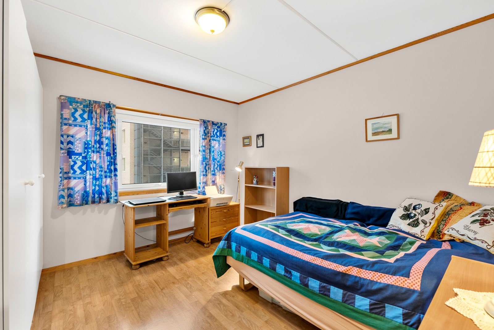 Hovedsoverommet har god plass til dobbeltseng og garderobeløsning Galleribilde