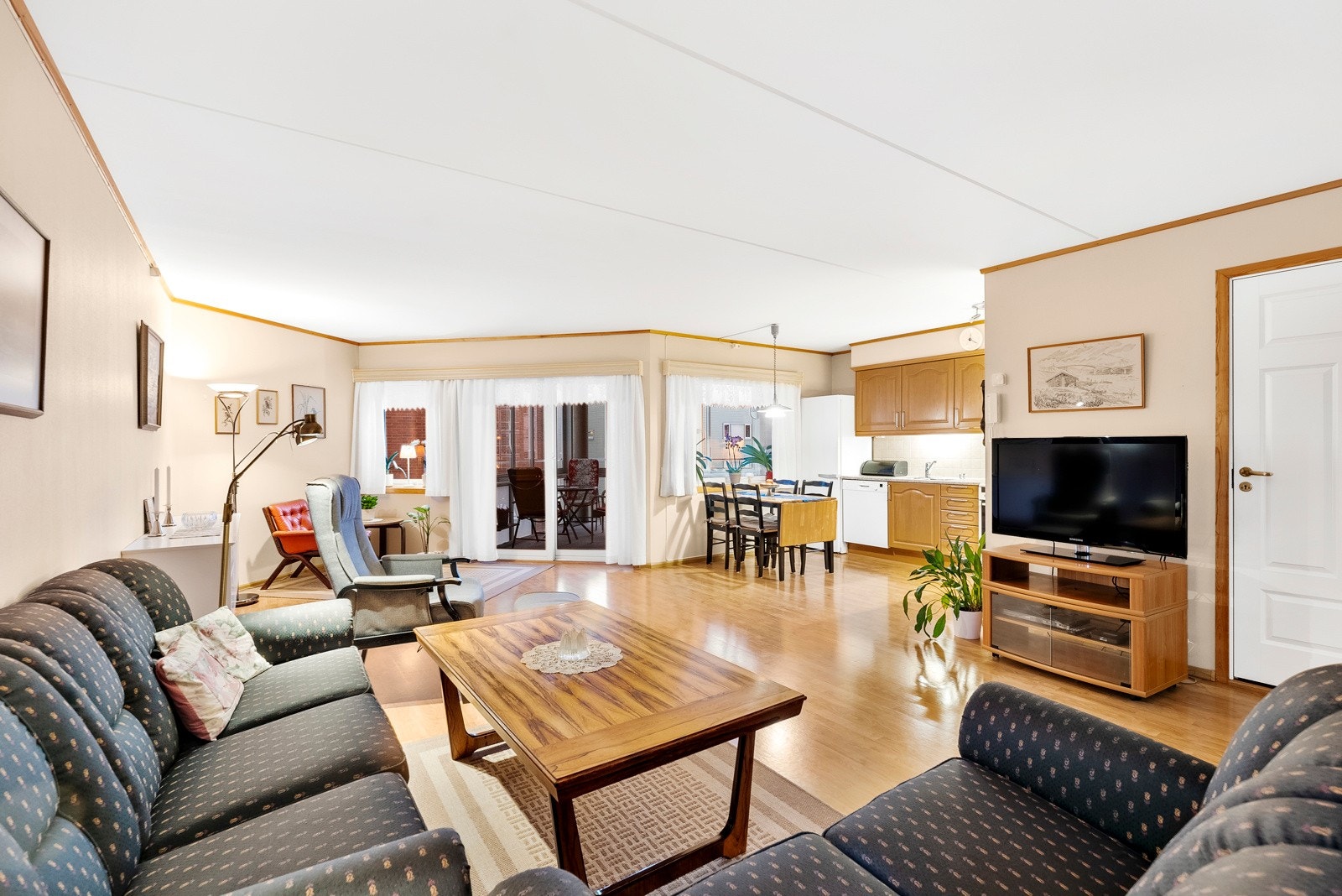 Stuen har plass til flere møbleringssoner Galleribilde