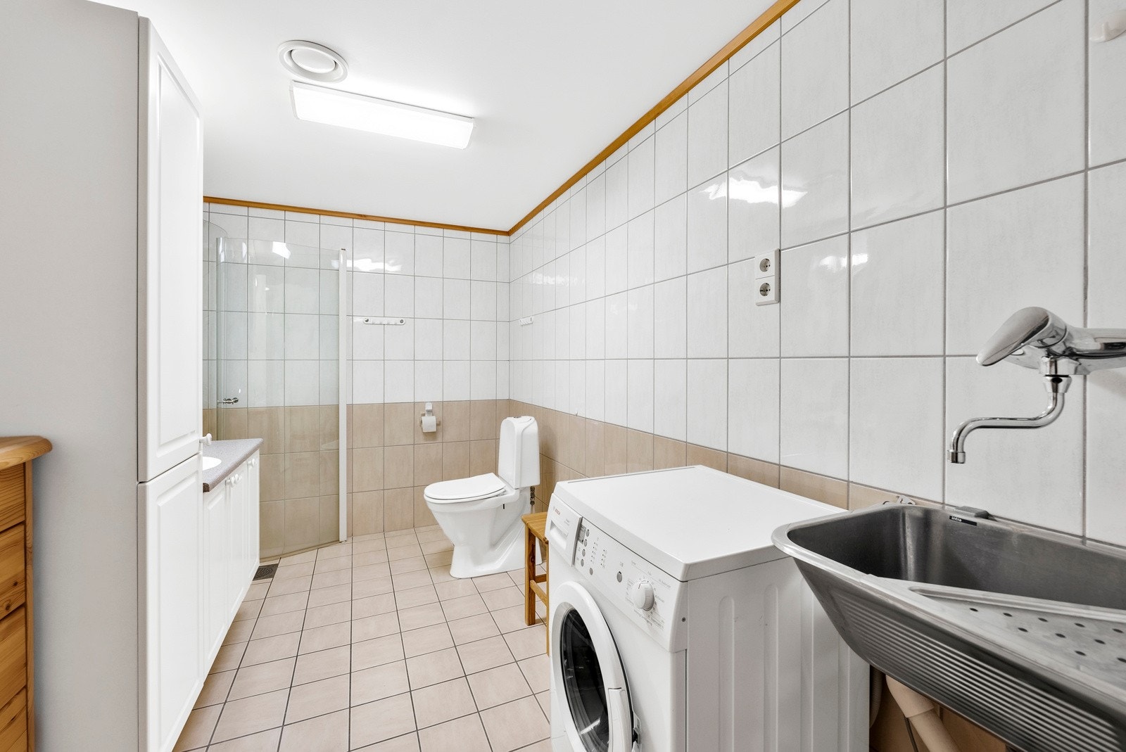 Badet har gulvvarme og opplegg for vaskemaskin Galleribilde