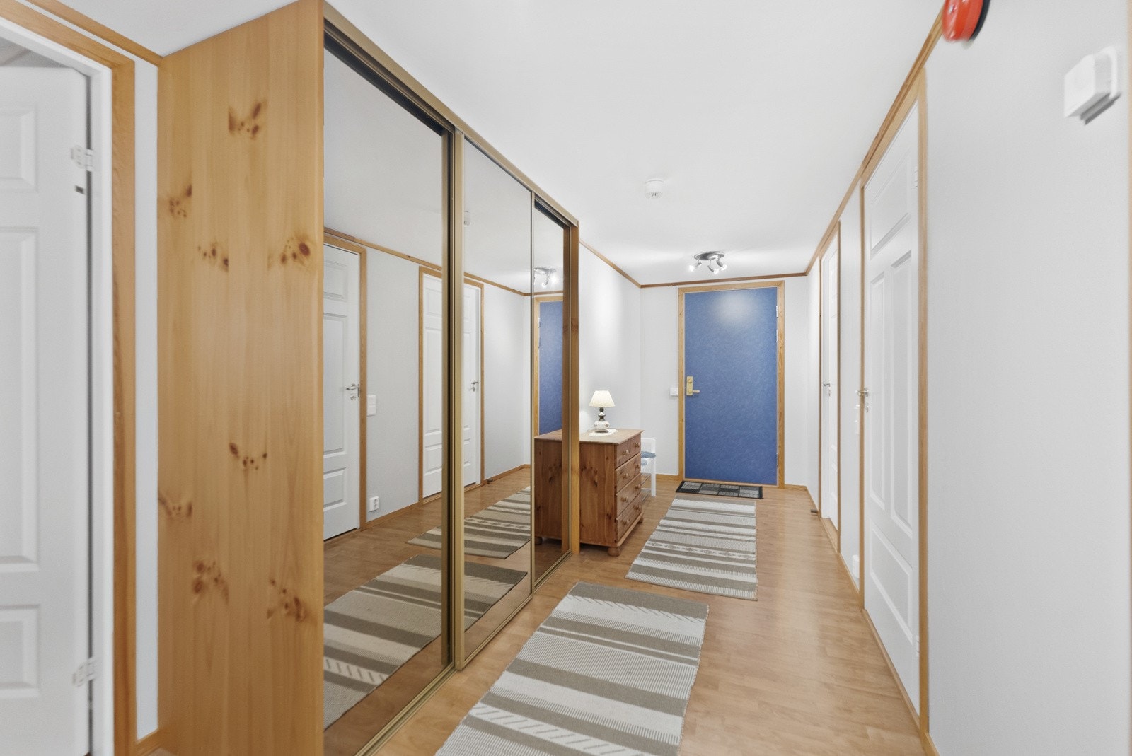 Skyvedørsgarderobe med speildører i mellomgangen Galleribilde