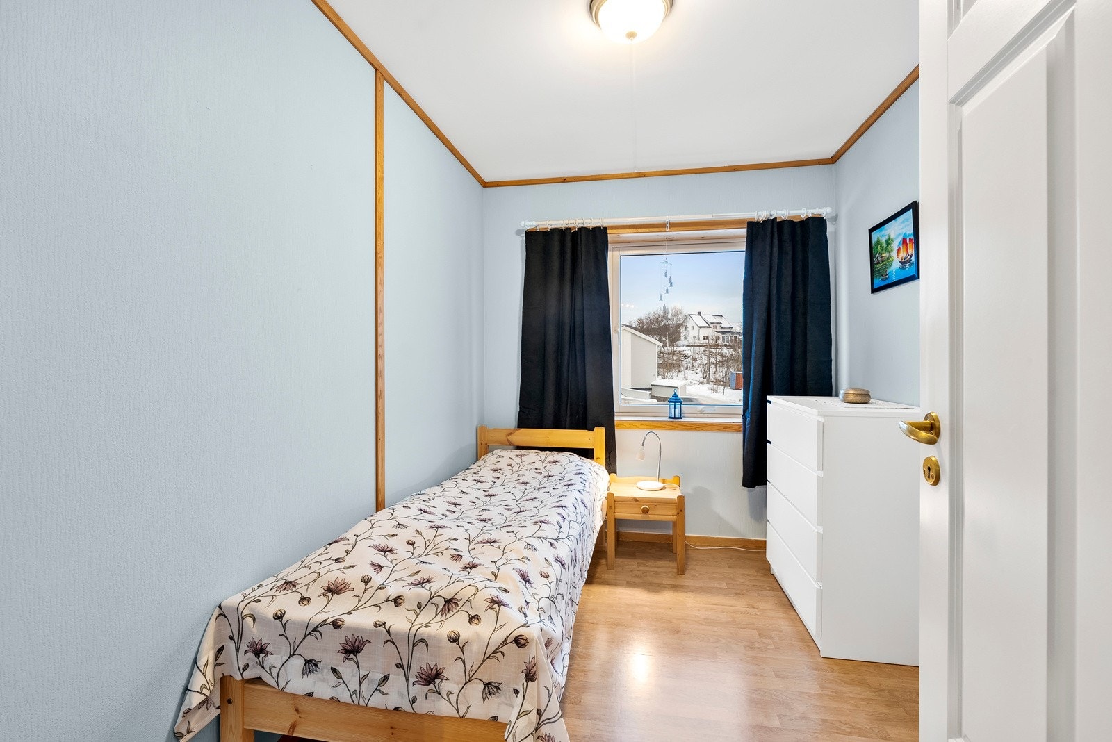 Rommene har godt med dagslys. Det ene rommet fungerer også ypperlig som gjesterom, barnerom eller hjemmekontor Galleribilde