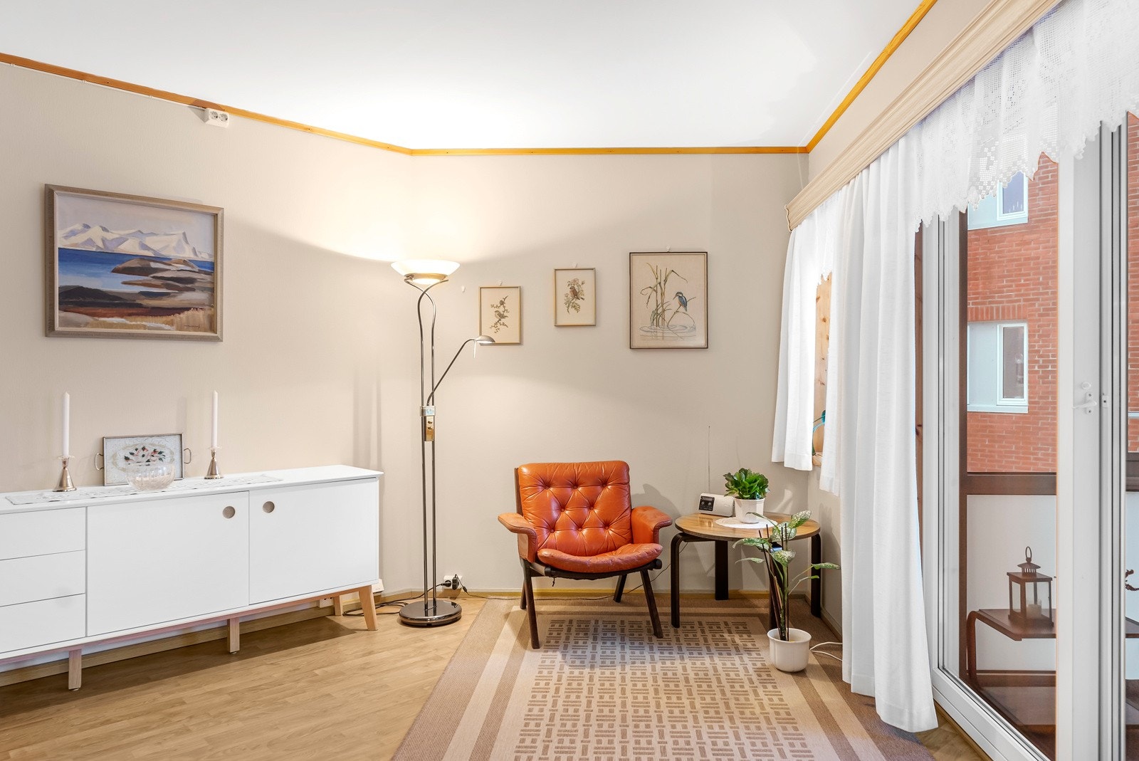 Stuen er det utgang til en innglasset balkong Galleribilde