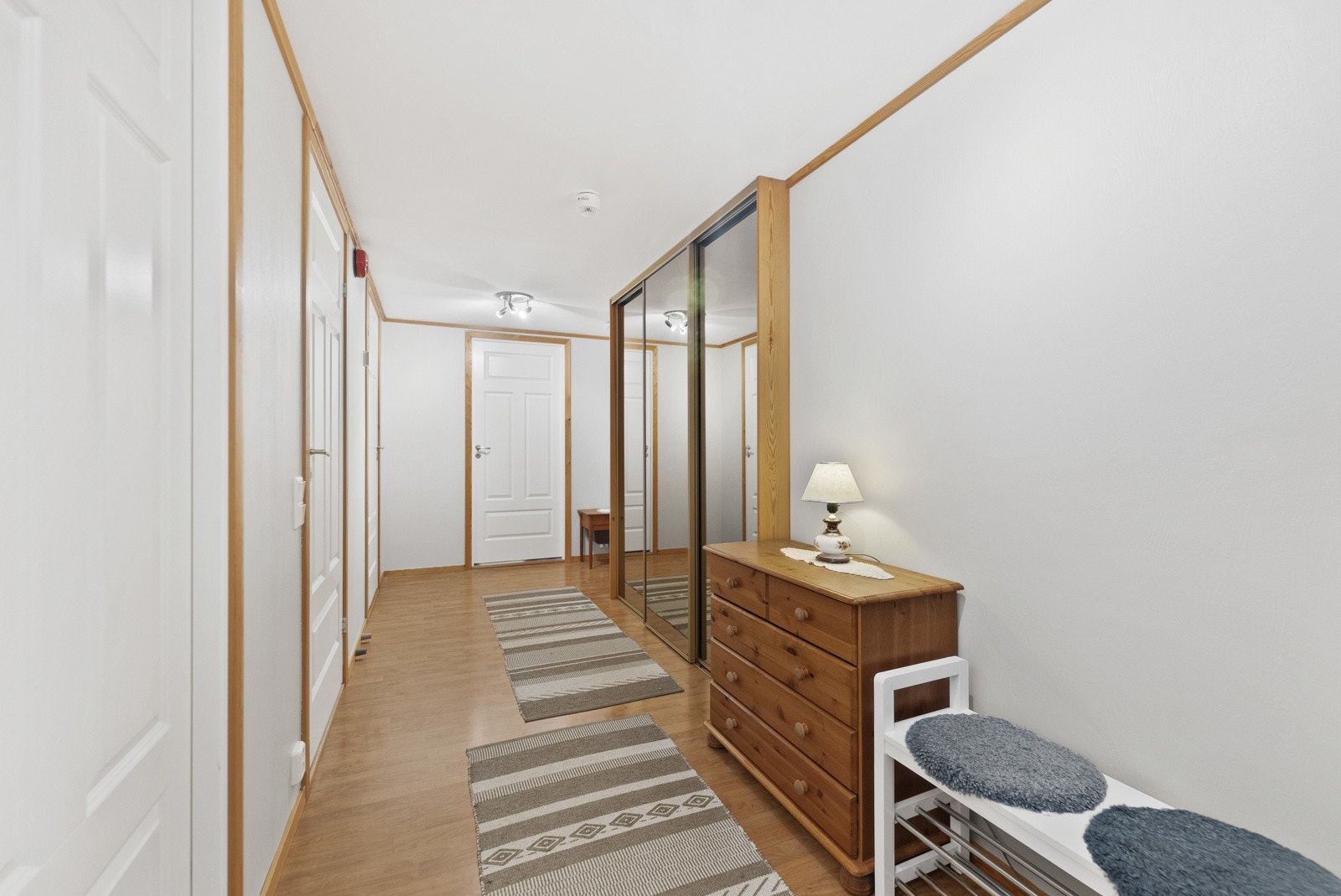 Entréen gir et oversiktig førsteinntrykk med tilgang til de fleste rom Galleribilde