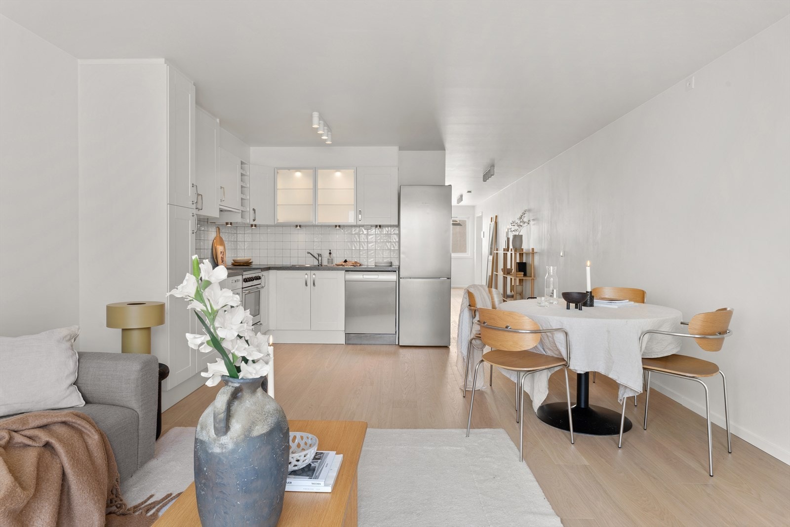 Leiligheten ligger fint til på enden uten gjennomgangstrfikk på utsiden. Heisadkomst til etasjen Galleribilde