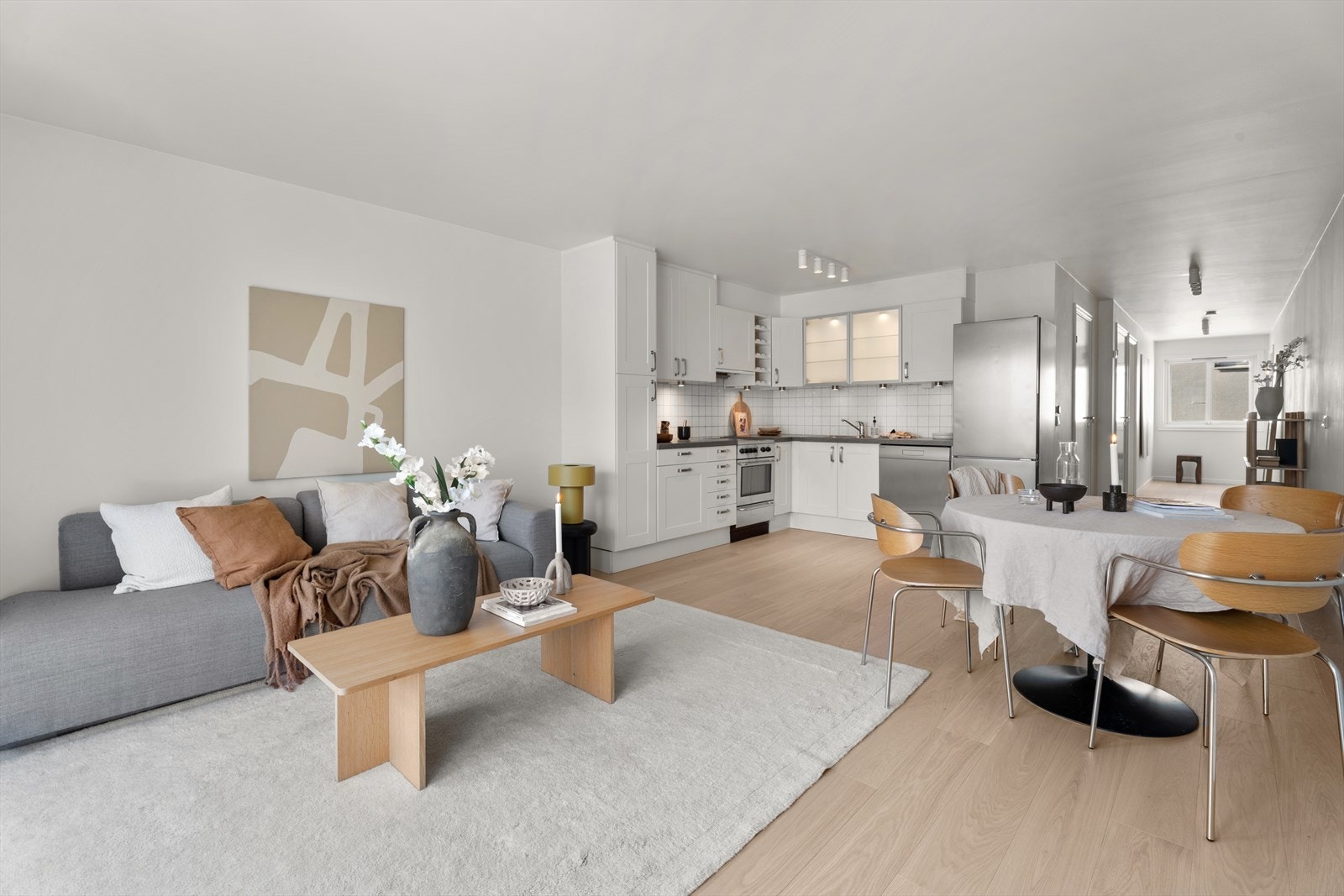 Lys og luftig leilighet med gjennomgående lys og meget god romfølelse. Leiligheten ligger på enden av en svalgang. Meget god intern beliggenhet Galleribilde