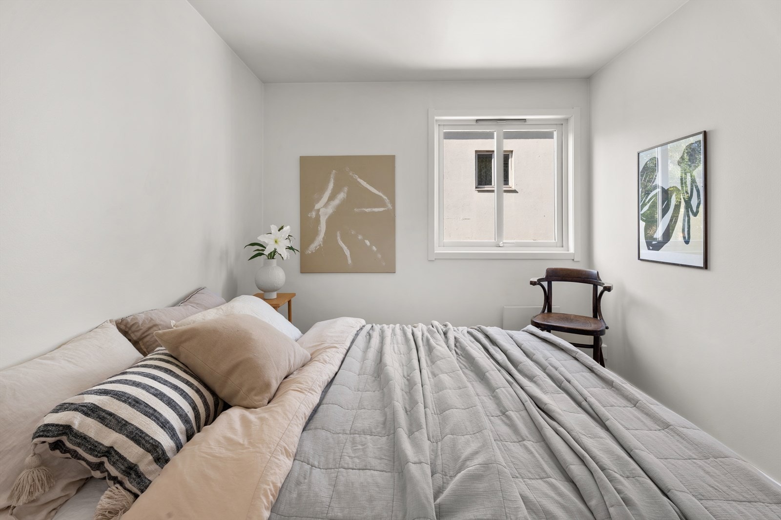 Soverommet vender mot rolig og skjermet bakgård Galleribilde