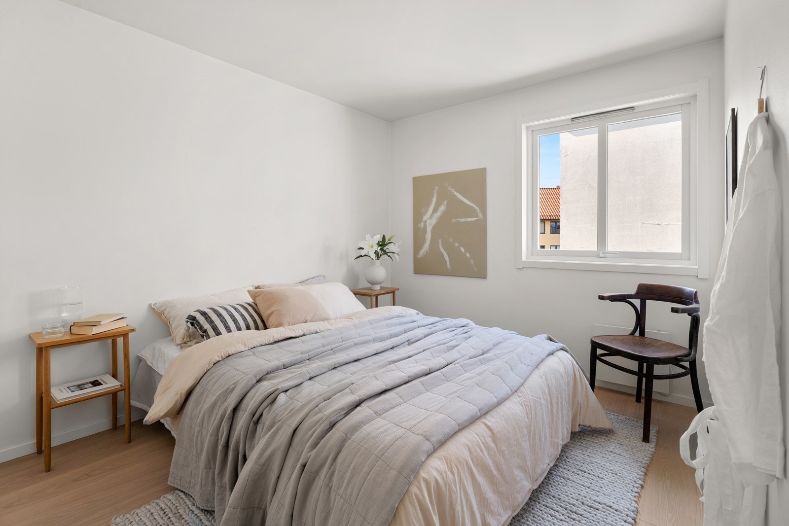 Romslig soverom mot bakgård med god plass til stor dobbeltseng, nattbord m.m. Galleribilde