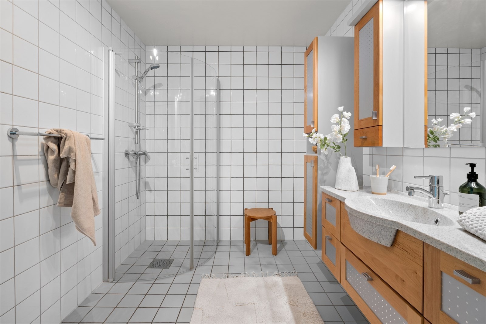 Delikat og innbydende bad av god størrelse med gulvvarme og rikelig skapplass Galleribilde