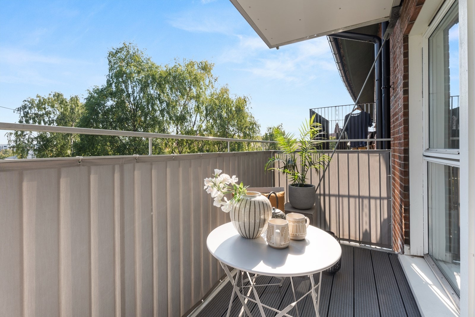 Overbygget balkong med sol fra tidlig morgen til ca. kl. 16:00 Galleribilde