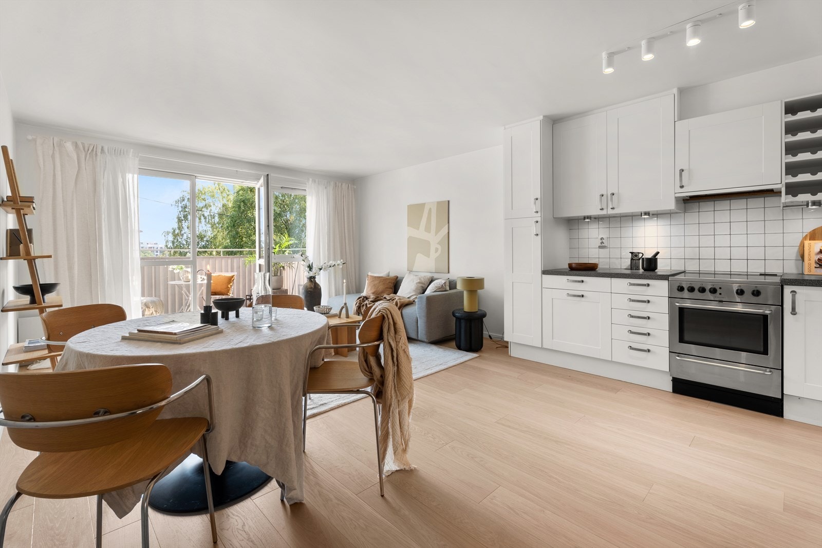 God plass til stor spisestue, sofa m.m. Flott utsikt som må oppleves! Galleribilde