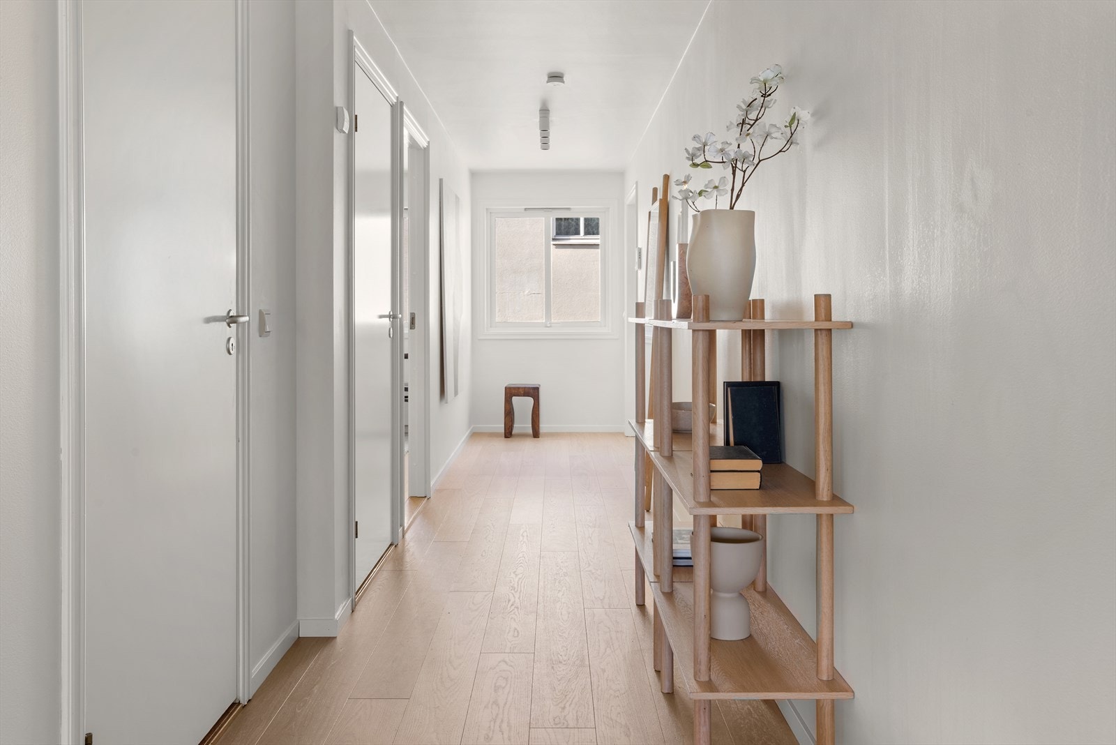 Romslig gang/hall med god plass til å henge fra seg Galleribilde