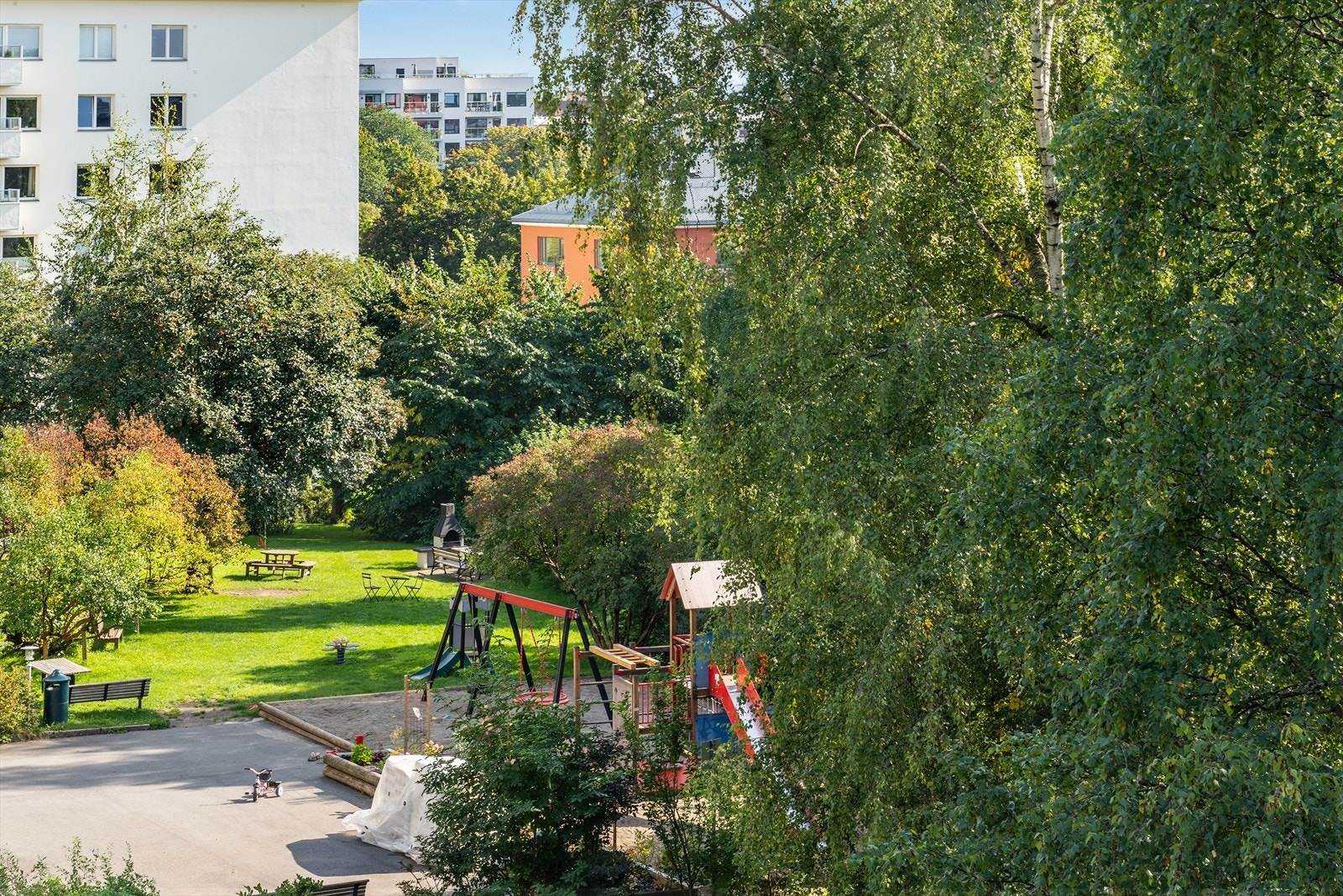 Nydelig utsyn mot trær og frodig grøntområde. Stille og rolig beliggenhet midt i byen Galleribilde