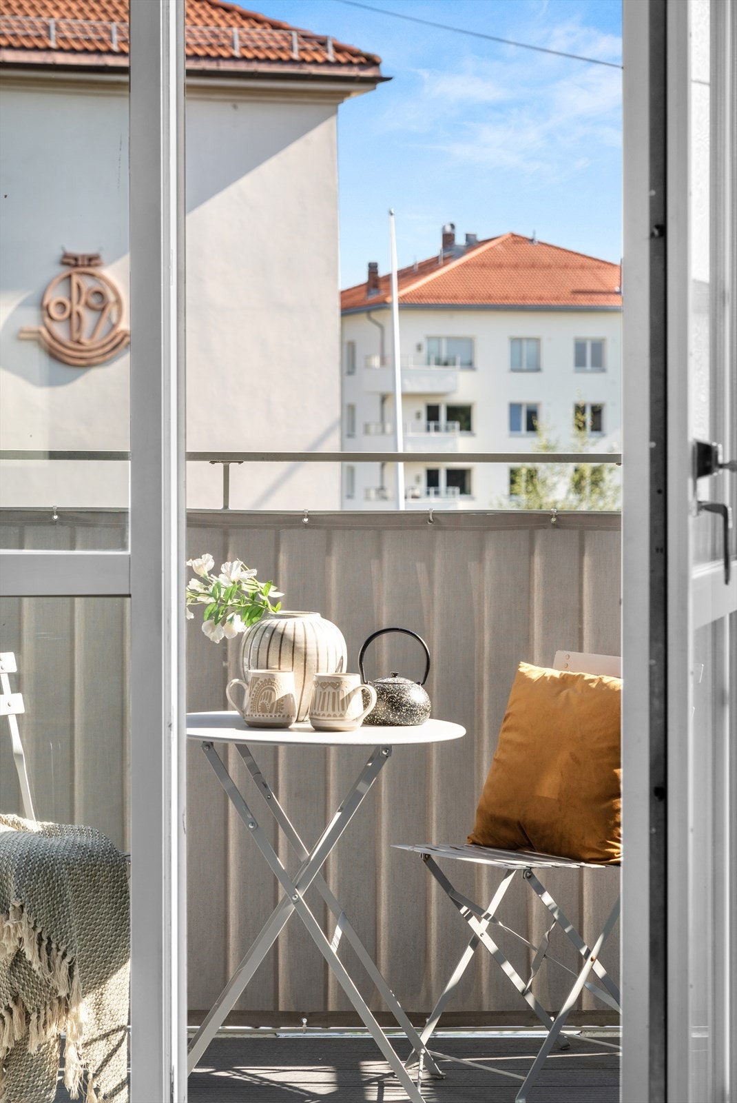 Doble glassdører ut til balkongen. Fungerer som en fin forlengelse av stuen om sommeren Galleribilde