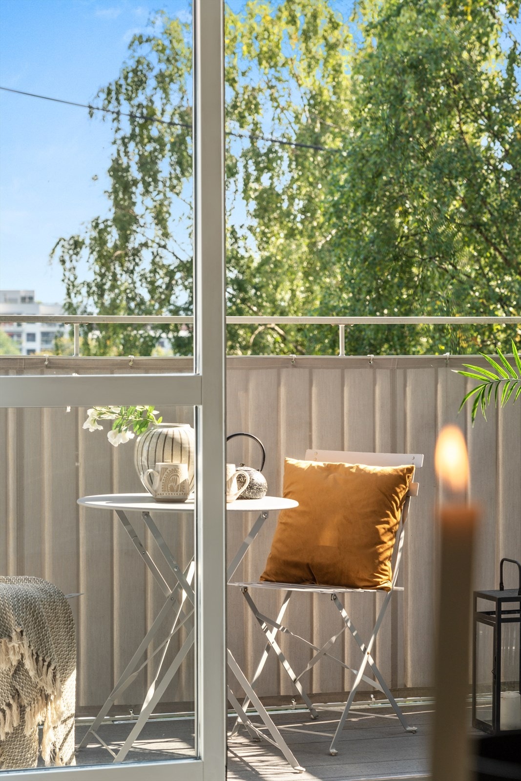 Balkongen fungerer som en fin forlengelse av stuen om sommeren Galleribilde