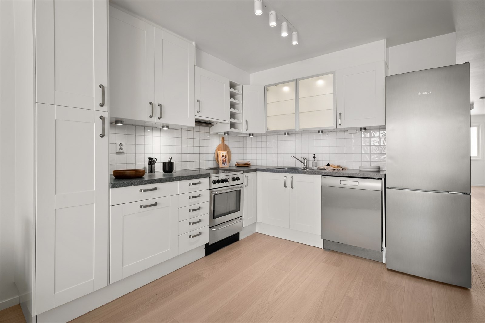 Moderne nyere kjøkkeninnredning med profilerte fronter og rikelig med skap- og benkplass Galleribilde