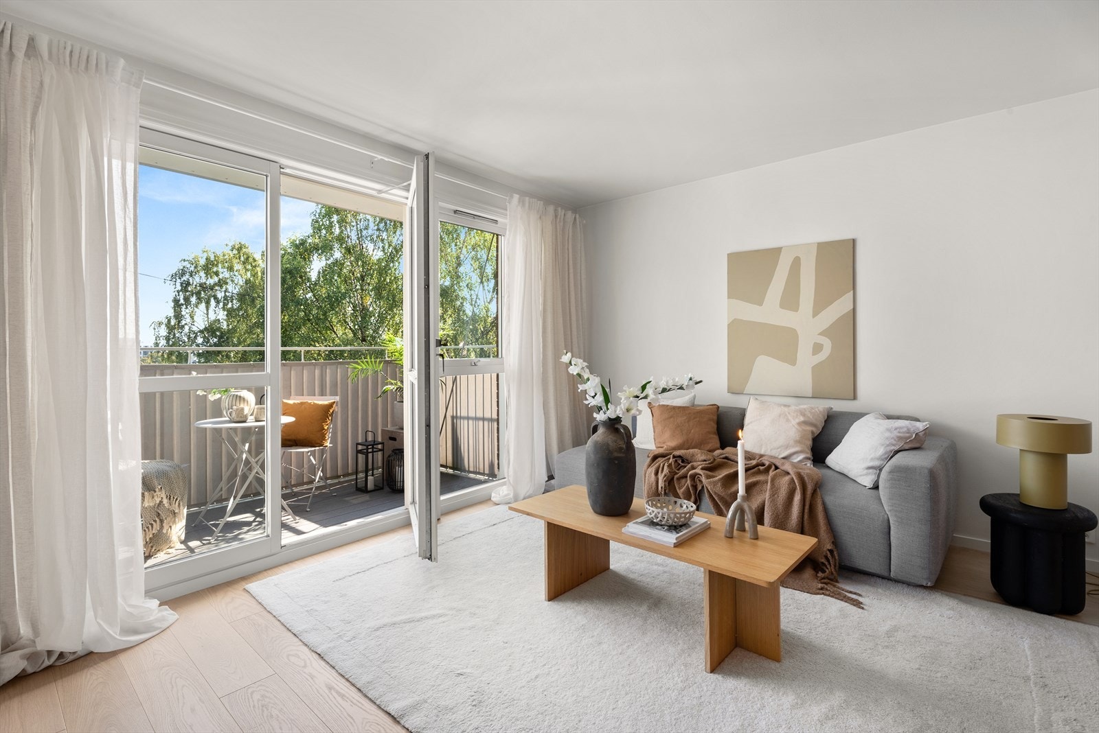 Fra stuen er det utgang til solrik nyere balkong Galleribilde