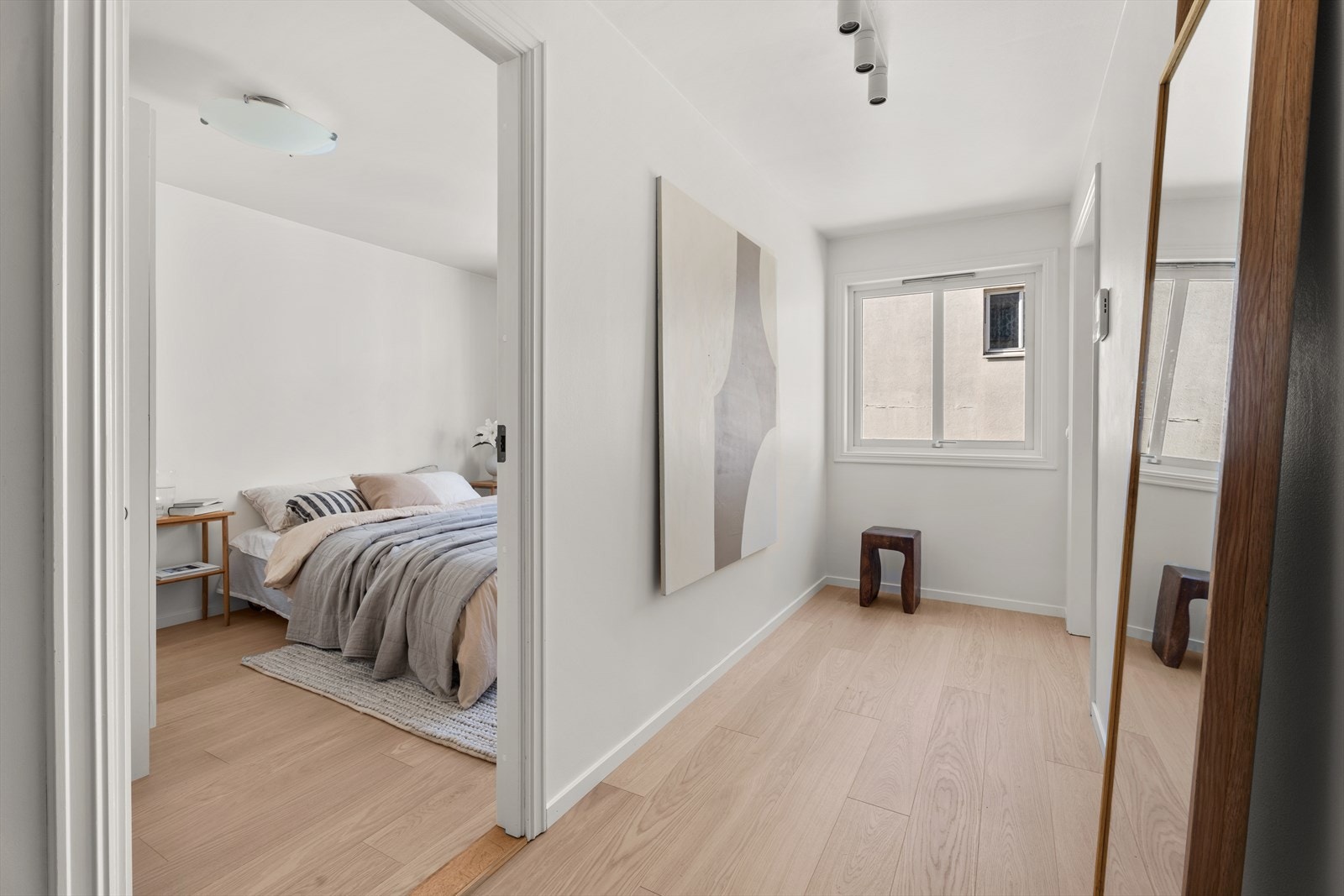 Fra gang mot soverom. Leiligheten ligger fint til på enden uten gjennomgangstrafikk på utsiden. Skjermet og rolig mot bakgård Galleribilde