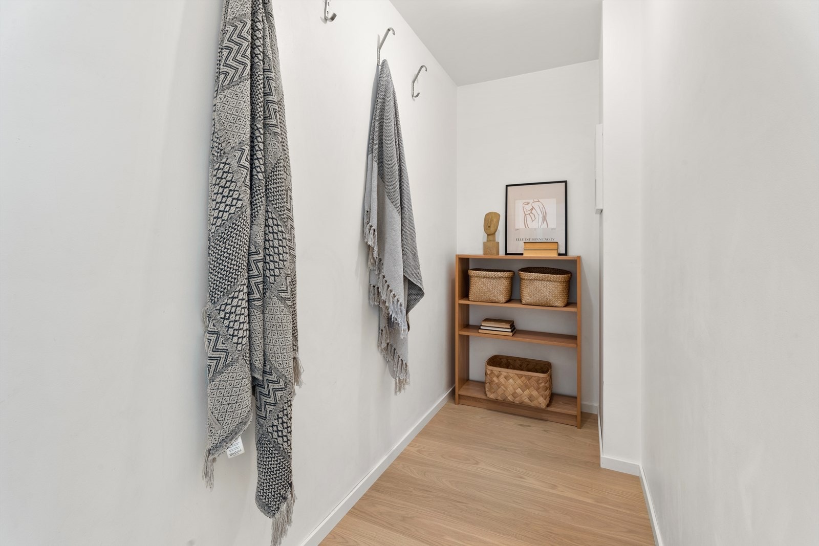 Inngang til praktisk bod. Kan også gjøres om til walk in closet fra soverom ved ønske Galleribilde