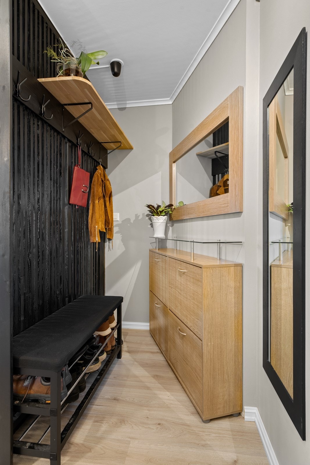 I gangen er det plass til å henge fra seg yttertøy og sette fra seg sko. Galleribilde