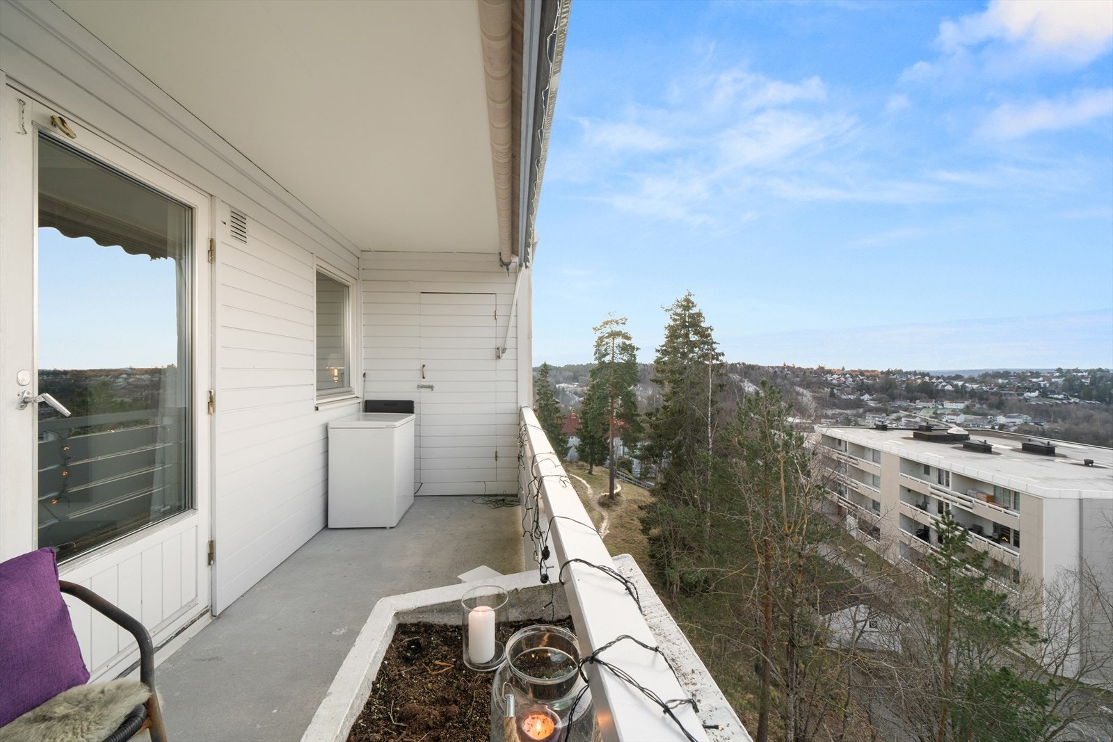 Fra stuen er det utgang til en koselig balkong. Galleribilde