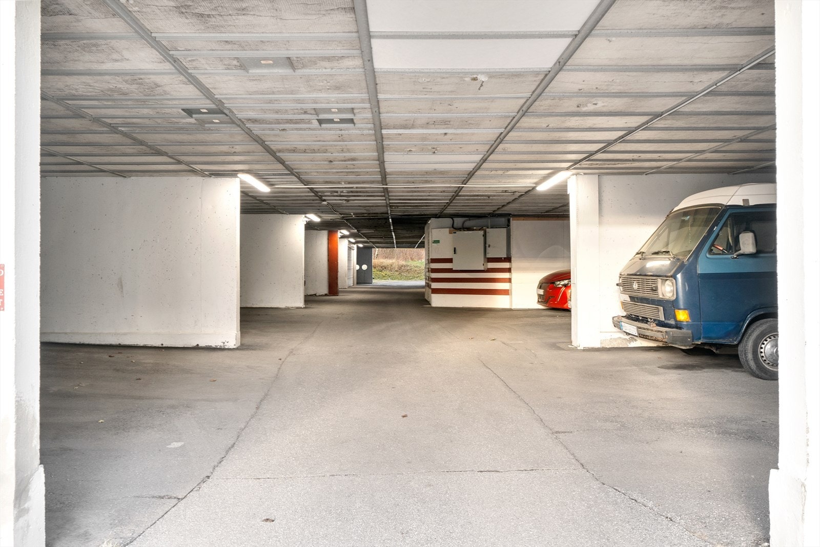 Det medfølger garasjeplass i felles garasjeanlegg. Ladeboks for elbil er montert. Galleribilde