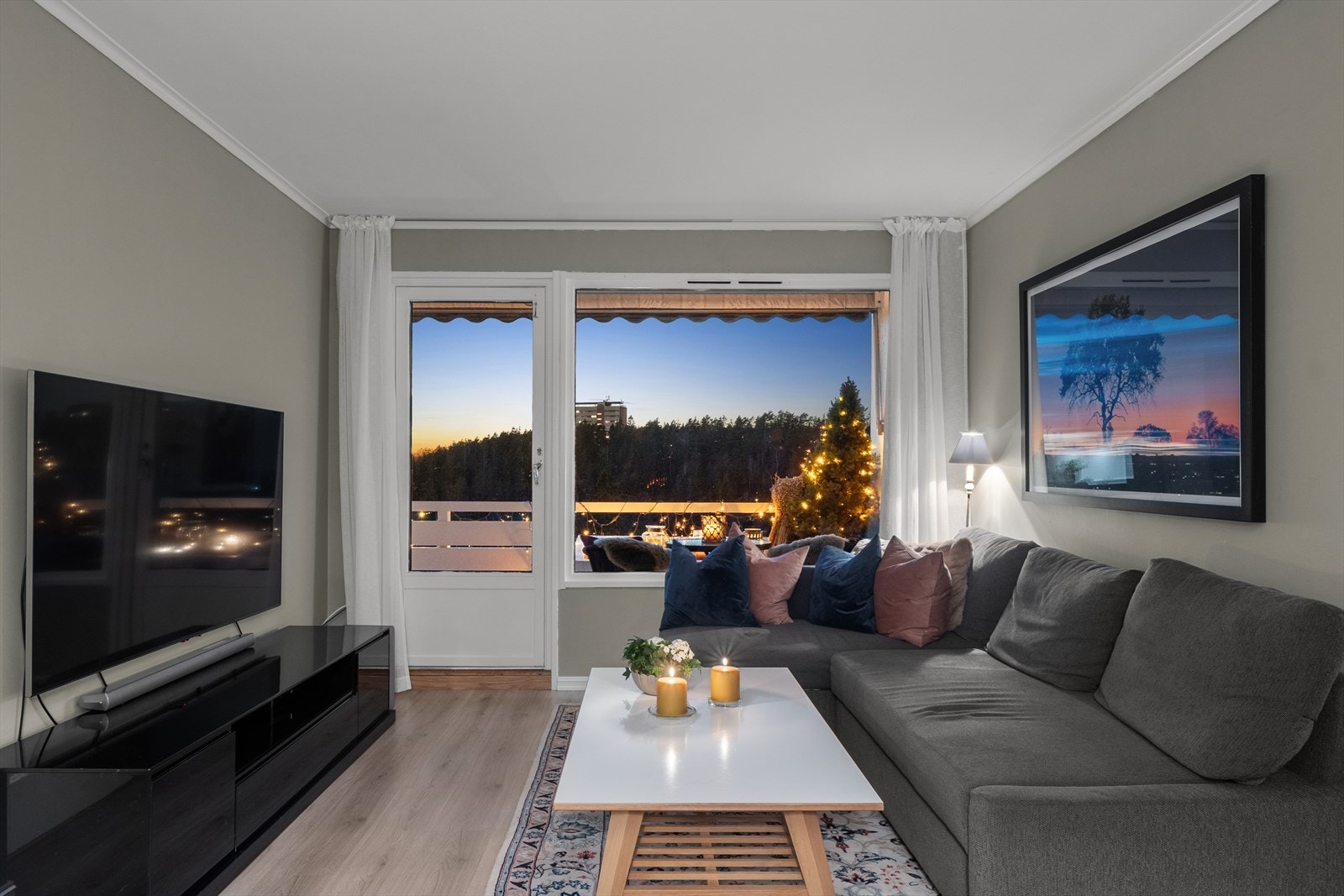 De generøse vindusflatene slipper inn rikelig med naturlig lys og skaper en luftig atmosfære. Galleribilde