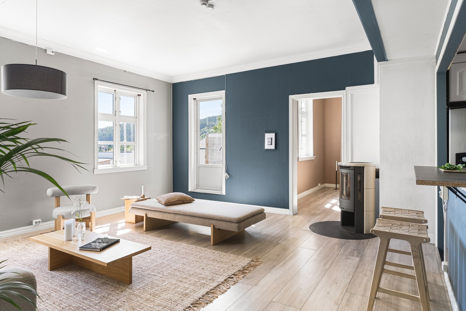 Stuen har en nyere varmepumpe samt peisovn. Galleribilde