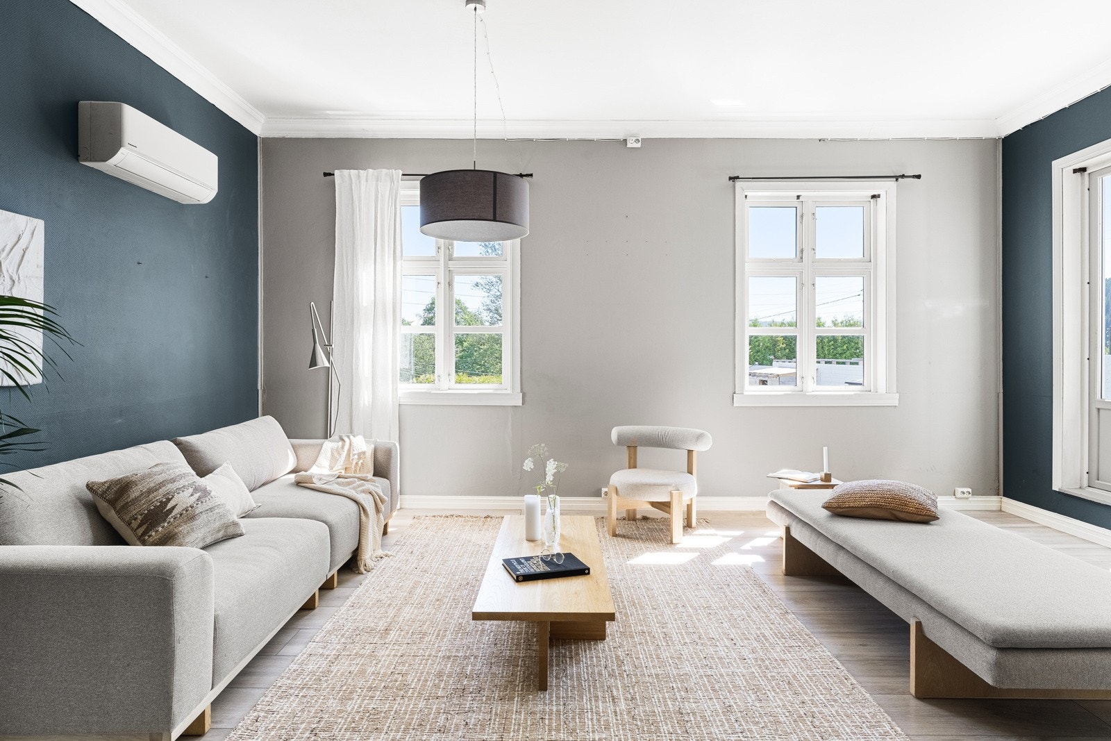 Dette er en romslig leilighet som går over to plan med en stor flott hage. Galleribilde