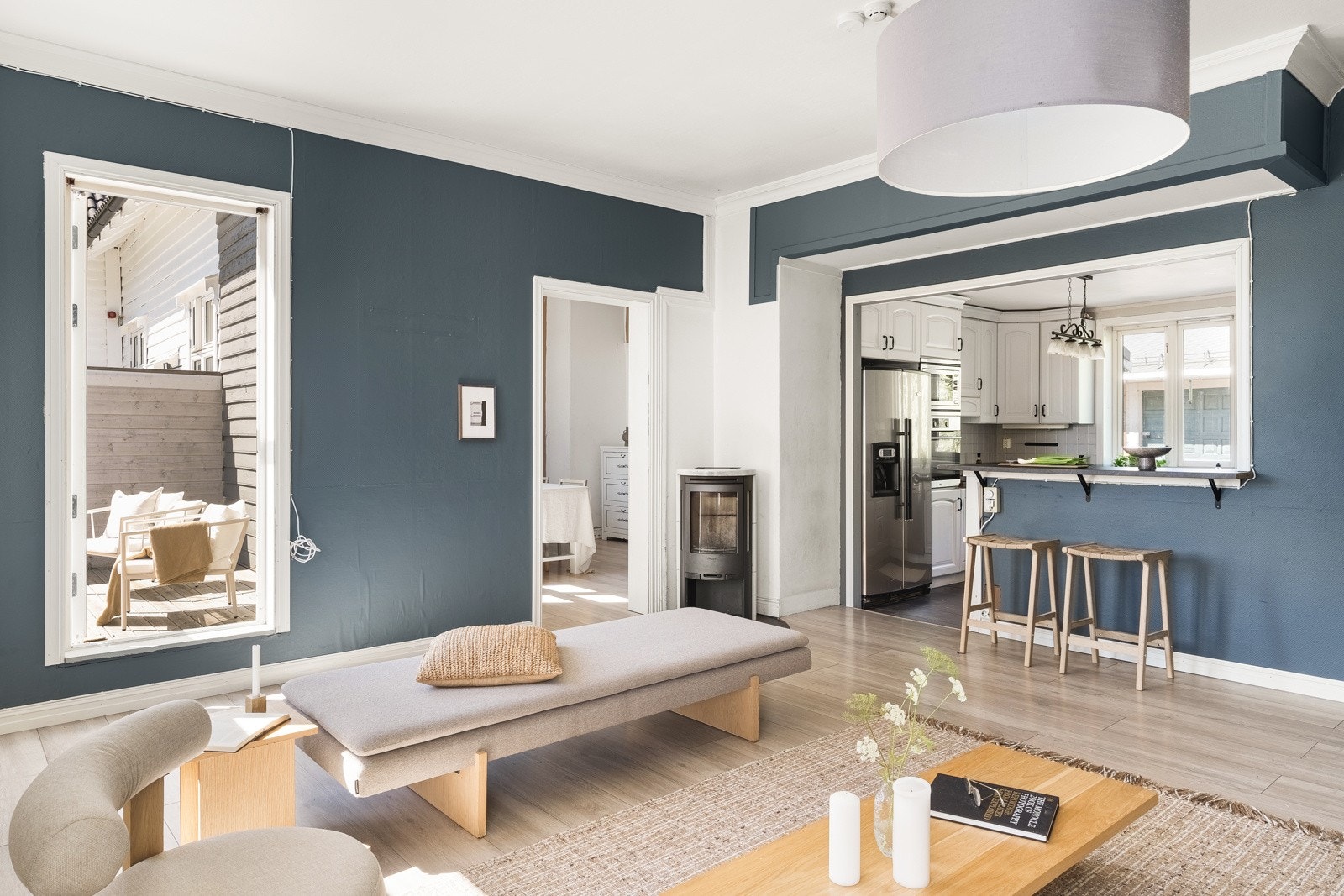 Fra stuen er det tilkomst til sørvendte terrassen på 23 kvm. Galleribilde