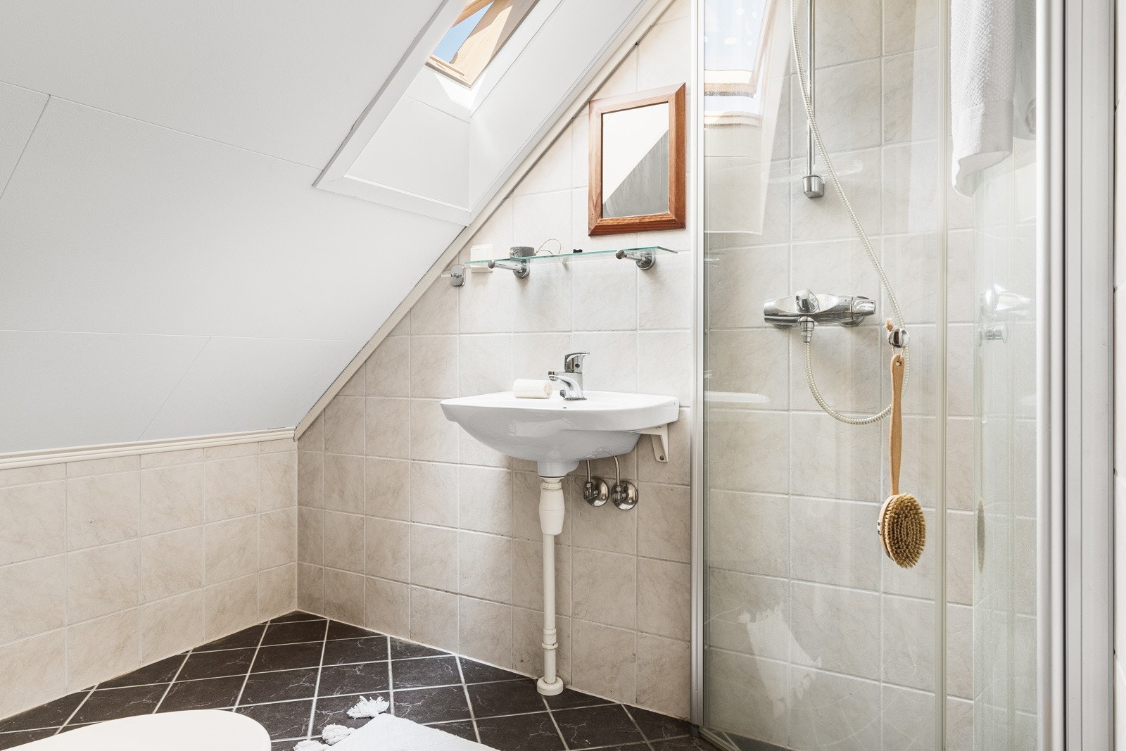 Badet i loftsetasjen har også varmekabler i gulv. Galleribilde